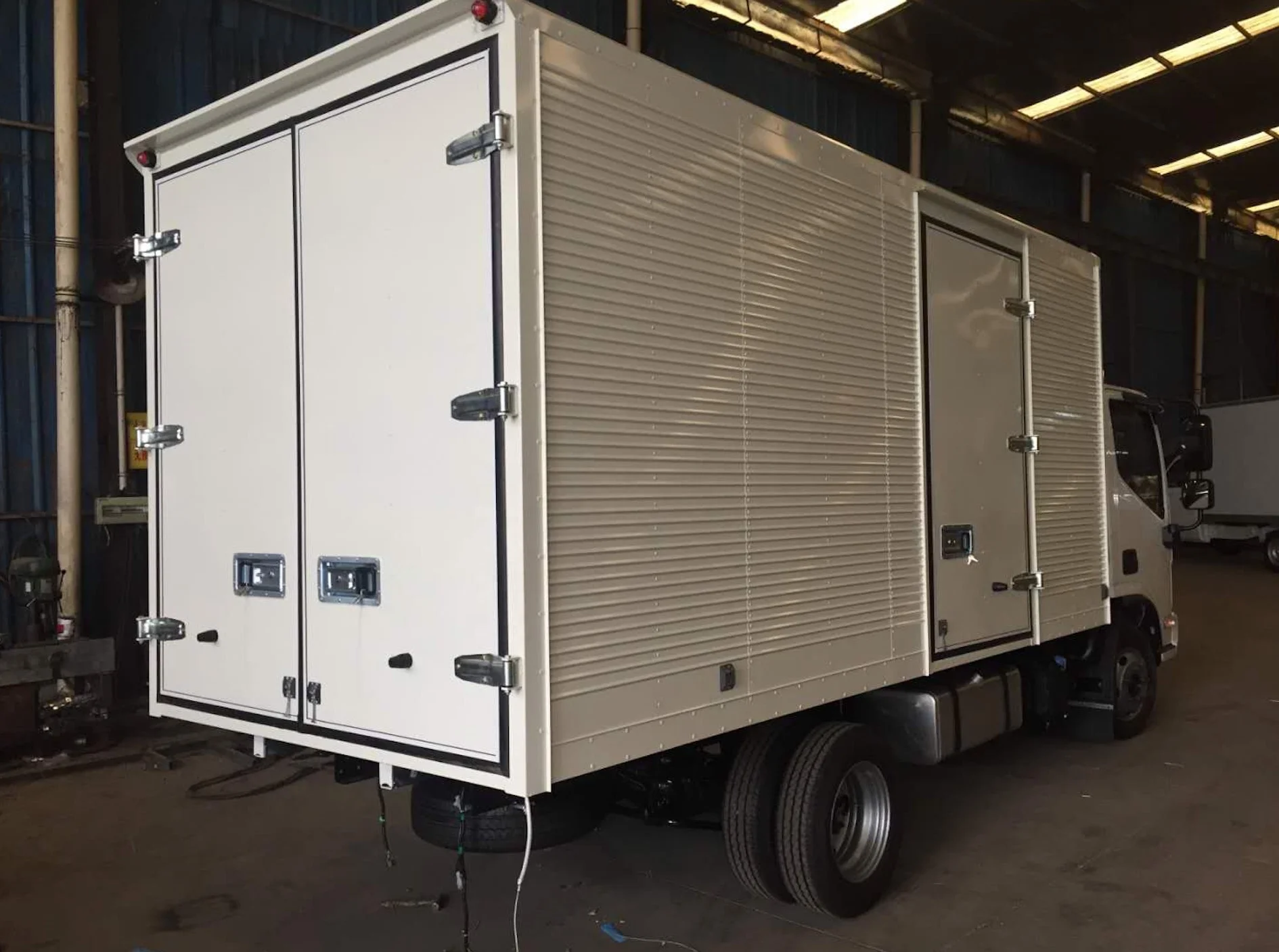 Good quality low price FOTON 6 wheeler 5 8 10 tons light duty van cargo