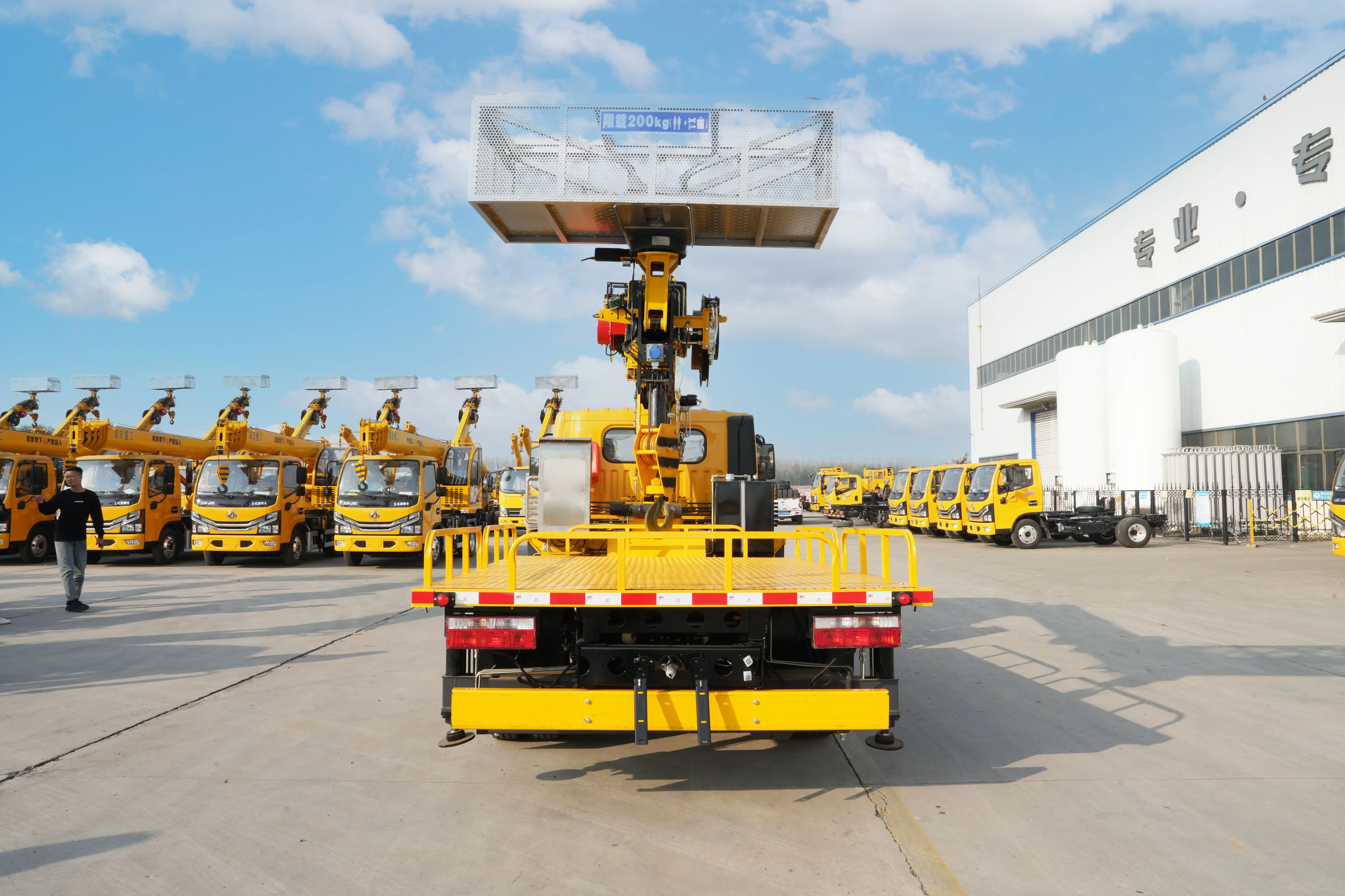 Worry-free after-sales high performance hydraulic lifting crane mobile small telescopic boom utility vehicle for sale
