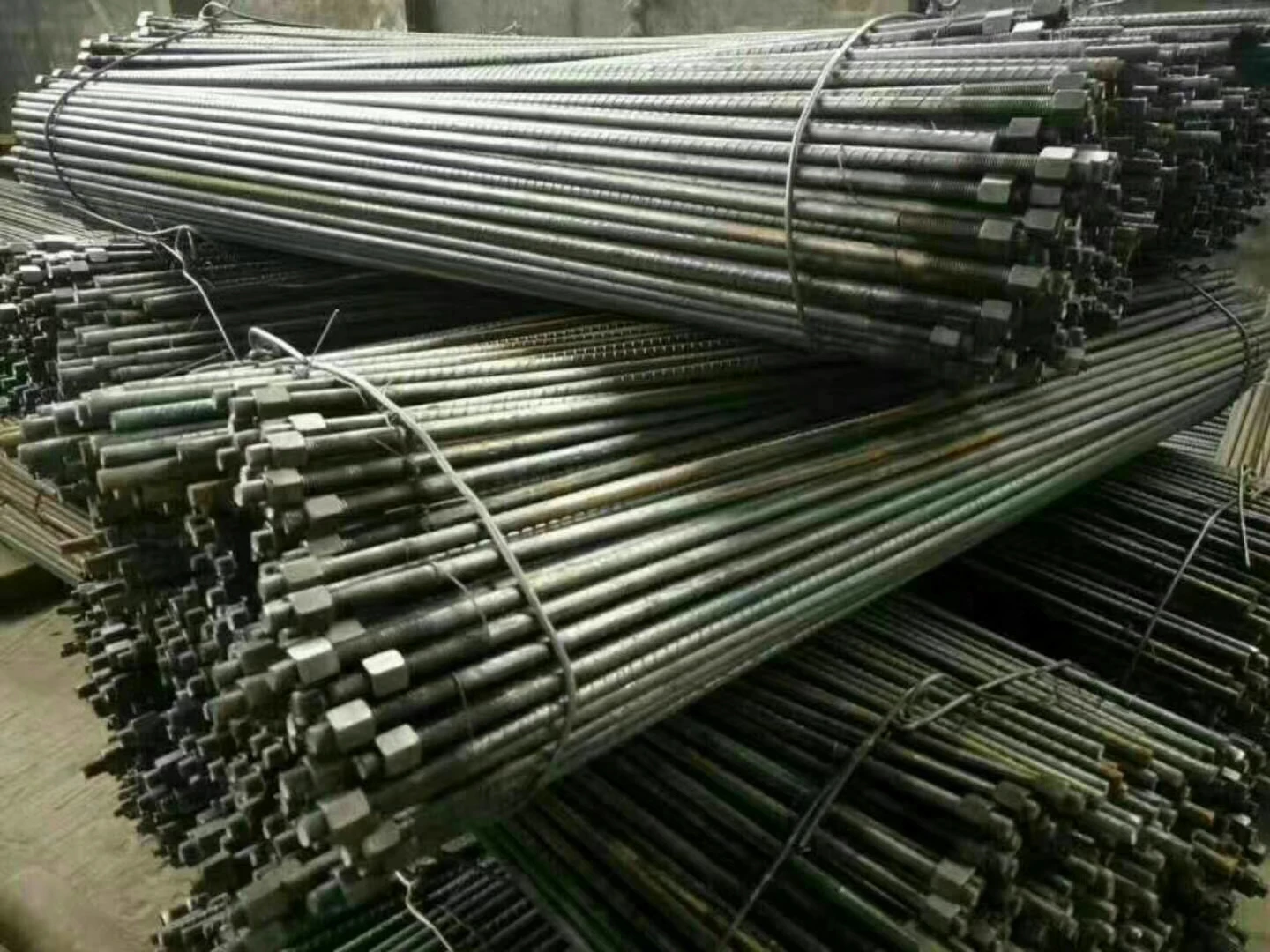 Болт горных пород