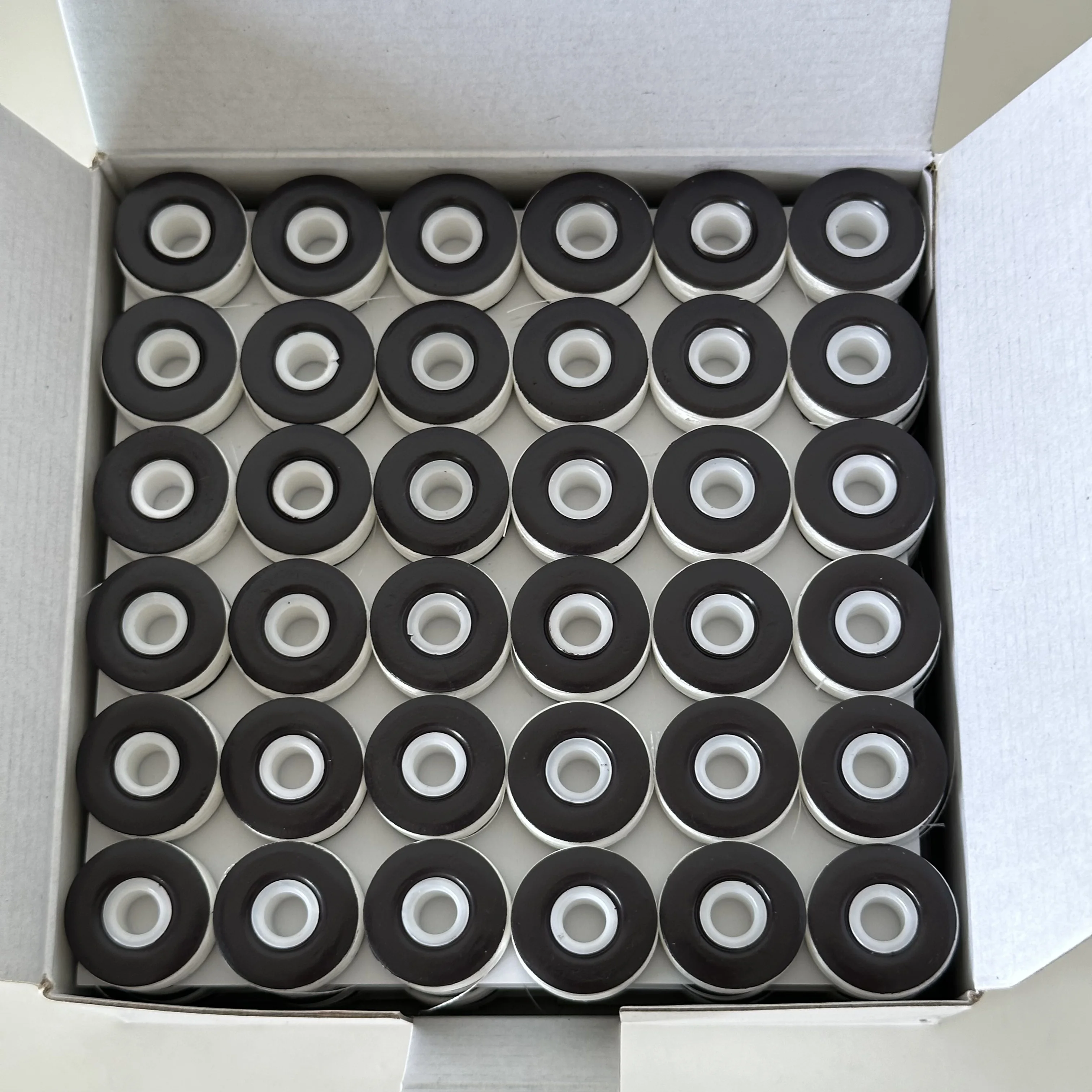 Magnetic Side Bobbin Bottom Thread L 75d/2 144pcs/box Pre-wound Bobbins For Embroidery