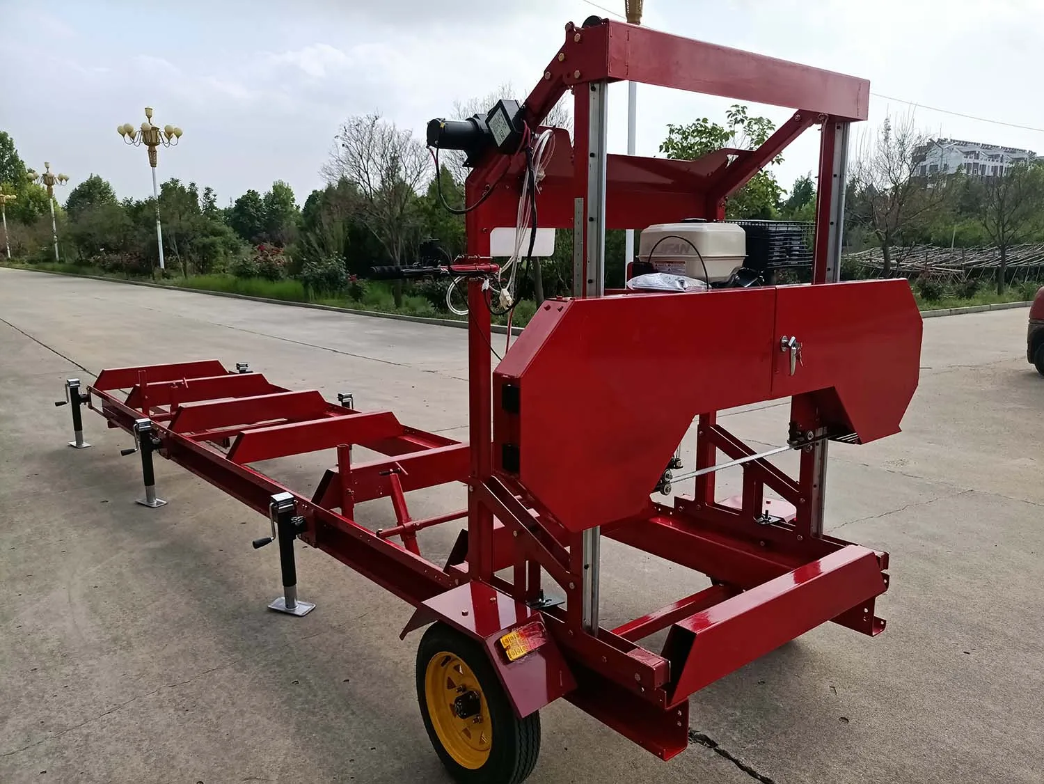 Trailer mounted 31 inch portable band sawmill portable wood cutting machine 15hp petrol engine E-start EPA approved