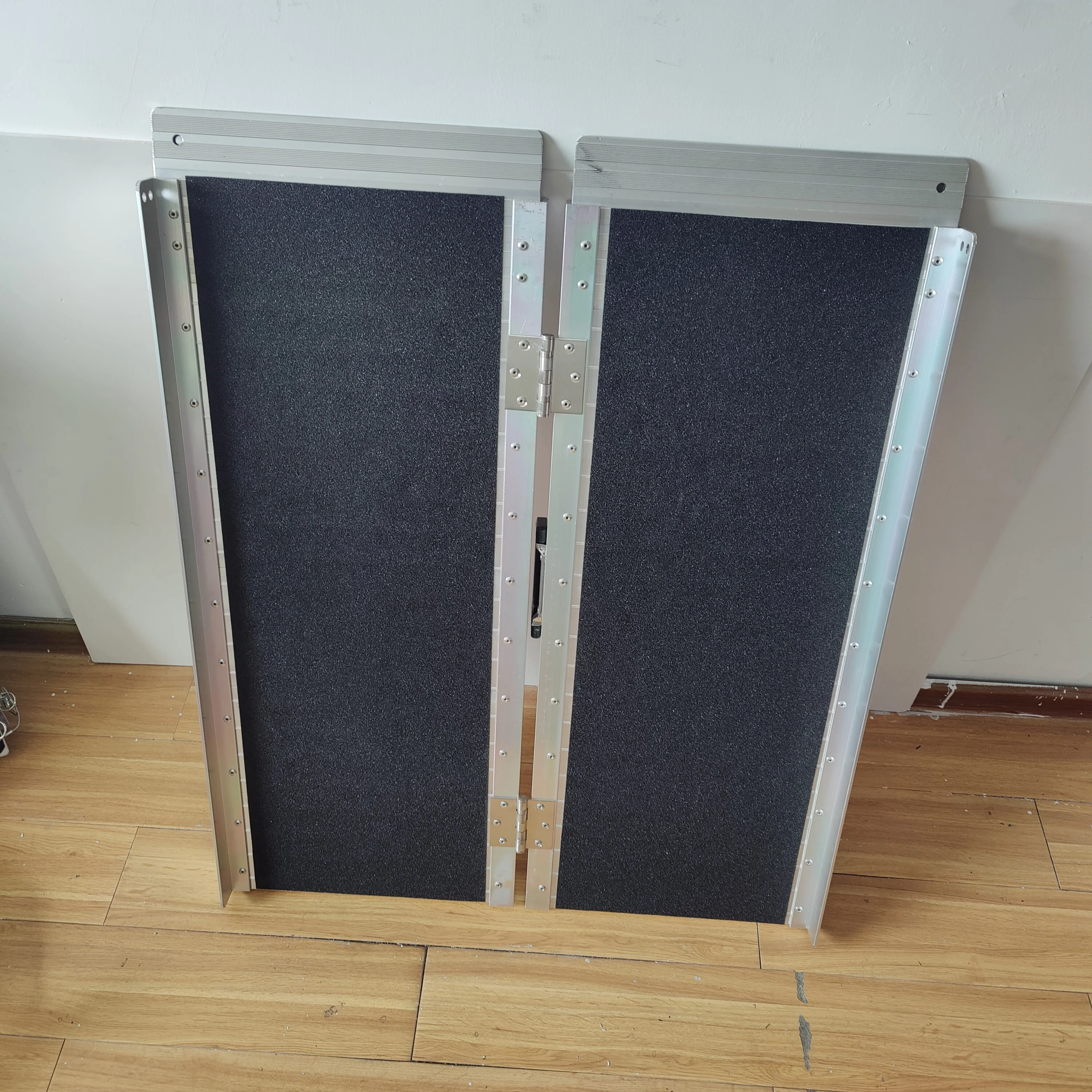 Aluminum Alloy Wheelchair Folding Ramp Portable Wheelchair Accessible Ramps Strong Loading Capacity