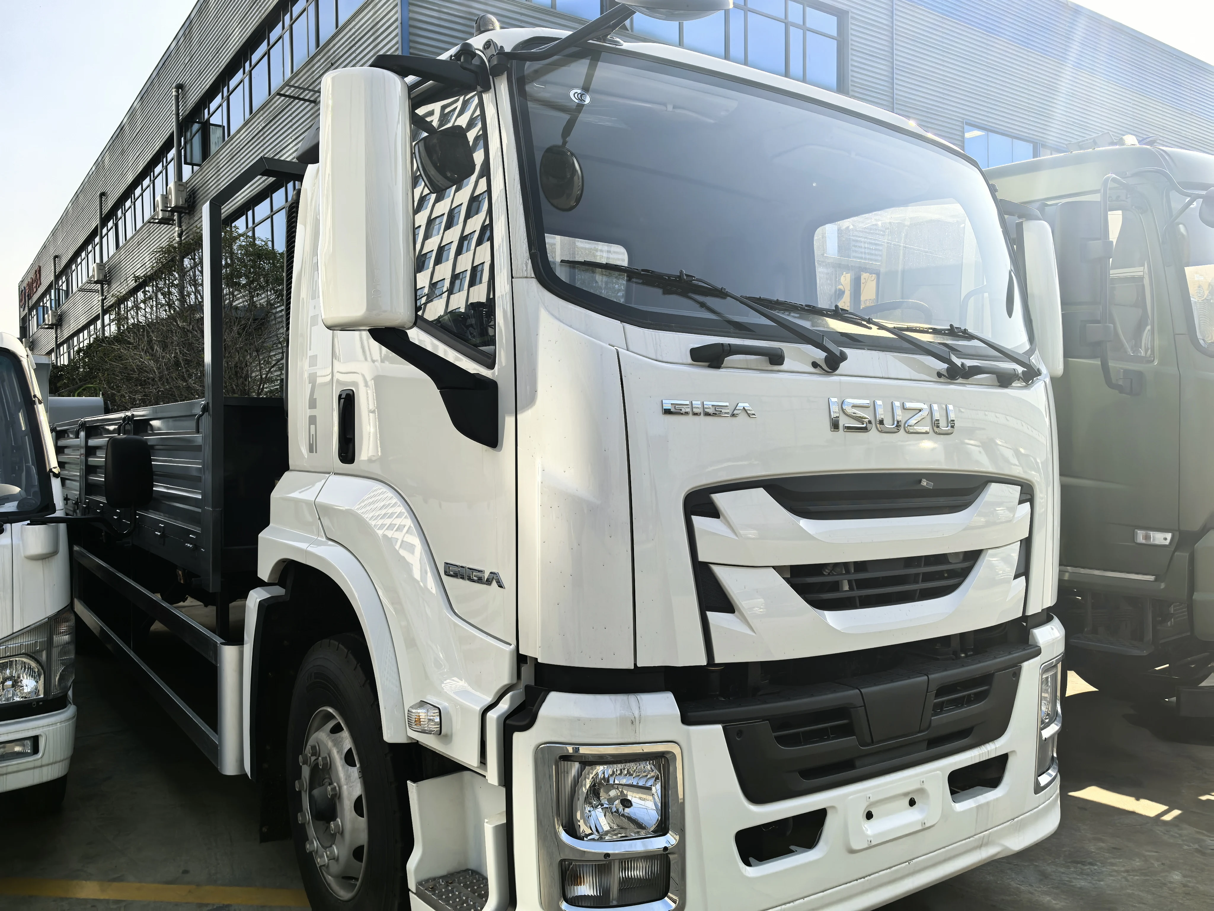 Factory Price ISUZU GIGA 10 ton 4*2 cargo flatbed fence truck manufacture customization available