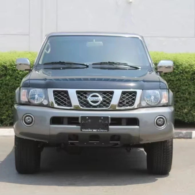 Редкая находка б/у Nissan Super Safari V8 4WD 2023 черные цветные автомобили и готовы к работе
