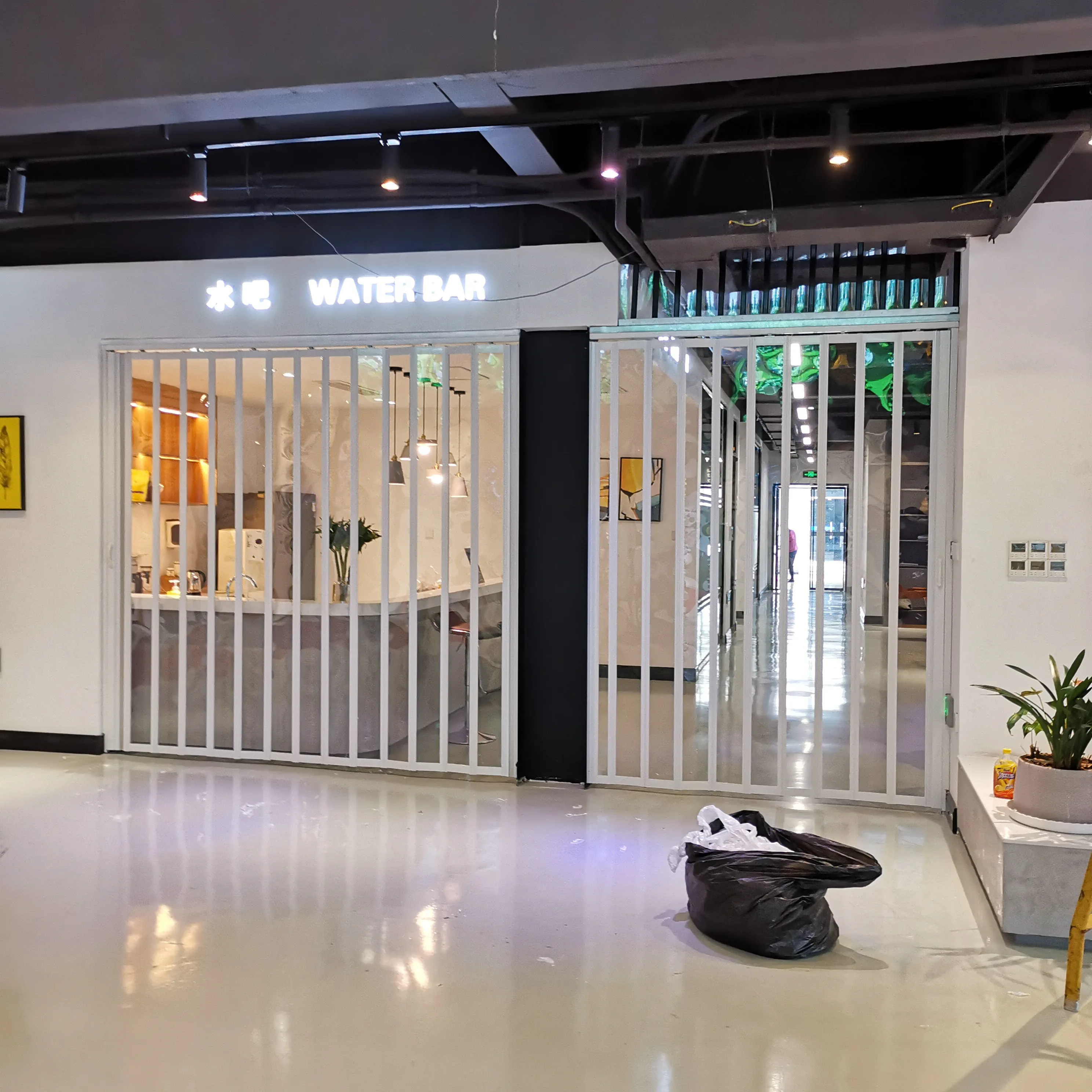 Customizable Modern Sliding Foldable Crystal Door Multi-panel folding door with 8 cm wide polycarbonate panels