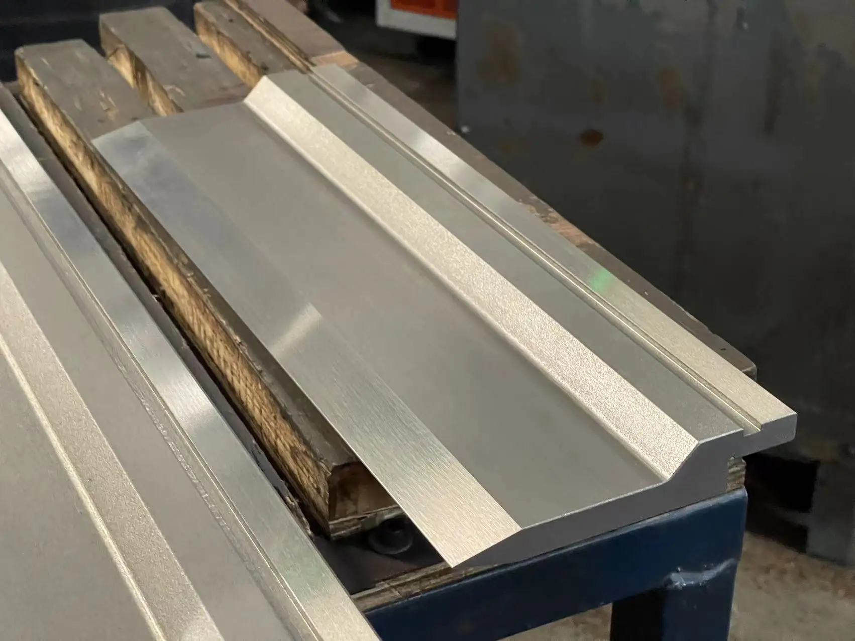 Top Punches 30 Angle CNC Sheet Metal Bending Amada Press Brake Machine