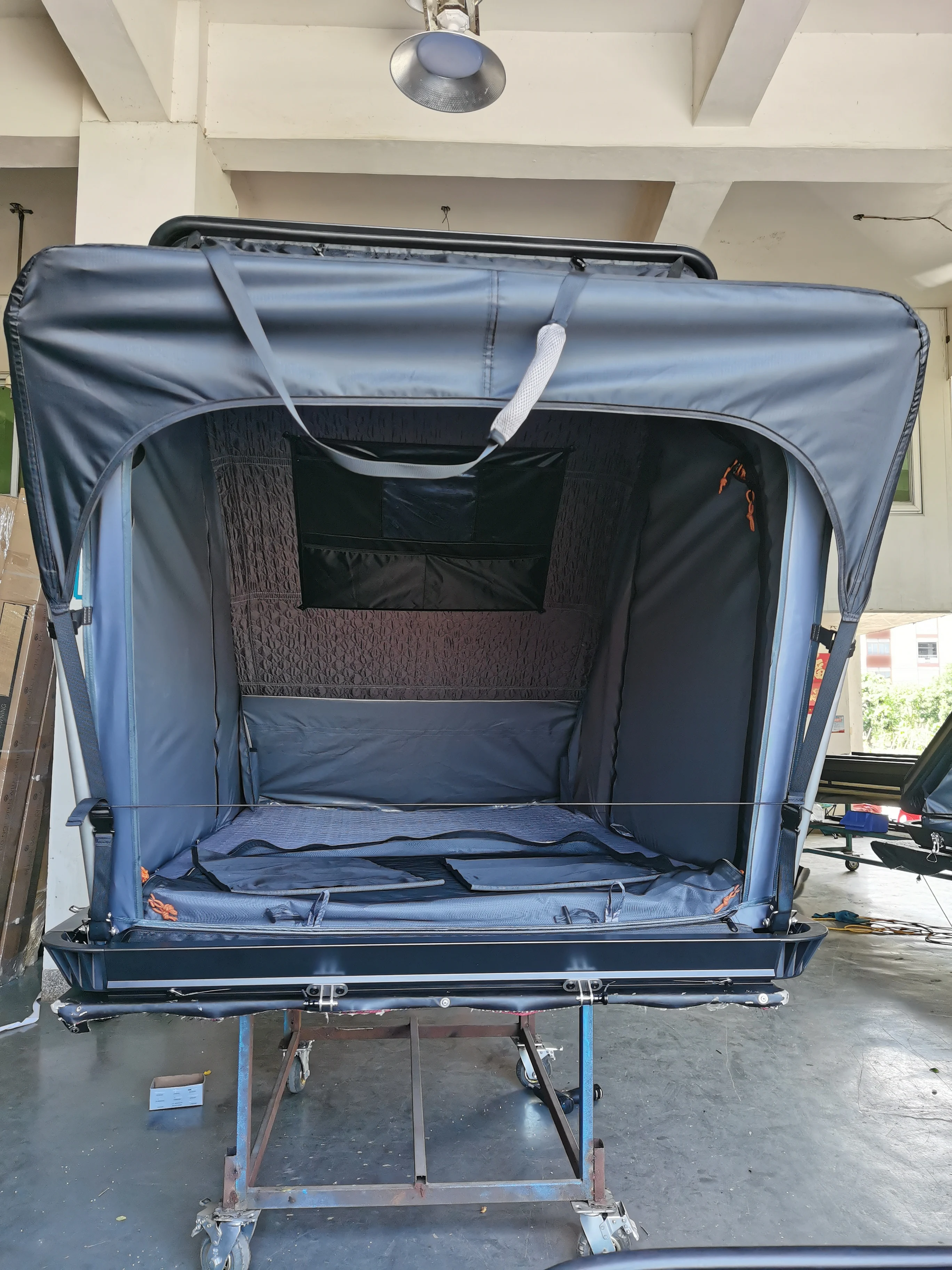 Factory supply 1.3m Triangle Hard shell roof top tent SUV camping outdoor Hard Shell roof tent outdoor camp roof top tent