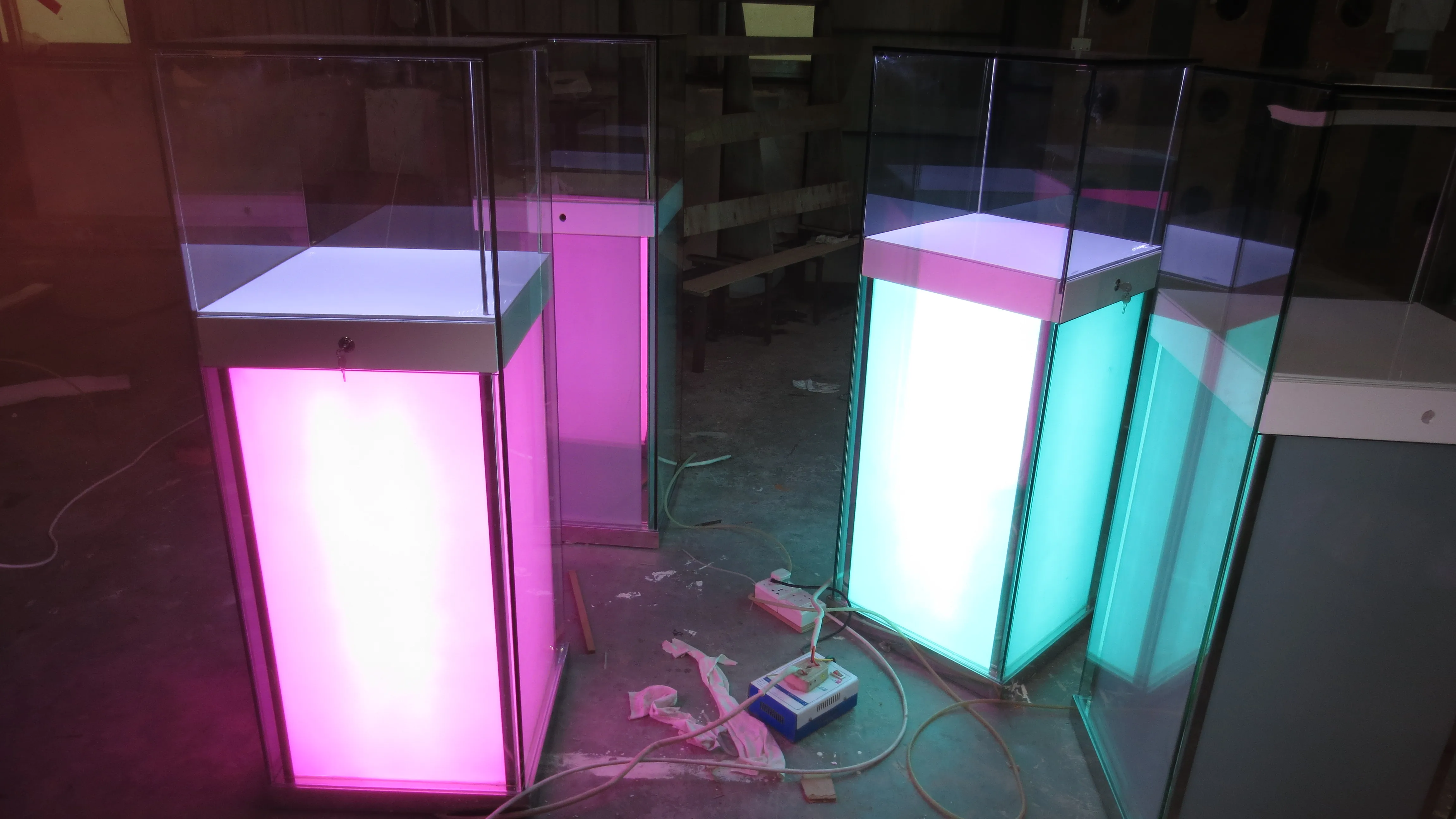 M2 Display Customized USA Modern LED Light Painting Glossy Finish Home Wine Bar Display Table Design Retail Store Bar Counter