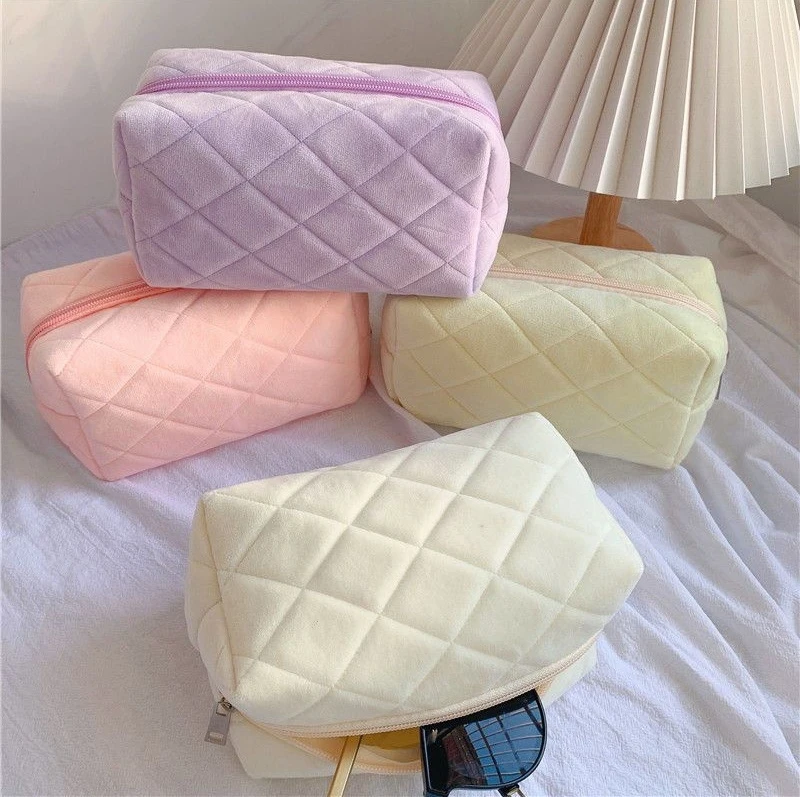 New High Quality Custom Make Up Bag Fashion Luxury Beauty Embroidery Logo Zipper Travel Makeup Pouch Soft Velvet Cosmetic Bag