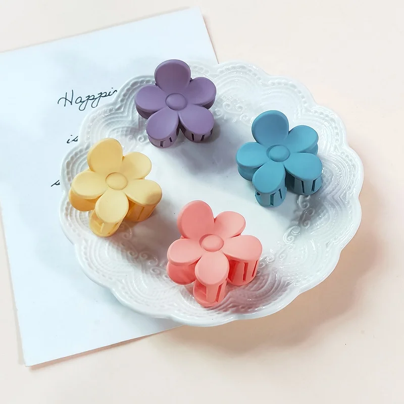 New summer mini girls hair claws matte plastic hair clip claw white small plumeria foam flower hair clips