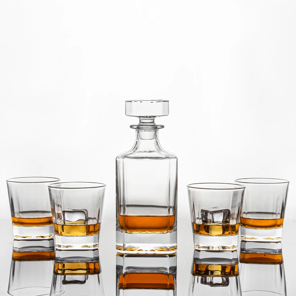 China Manufacturer Empty Whiskey Glass Bottle Whiskey Carafe Whisky Vodka Glass Bottles