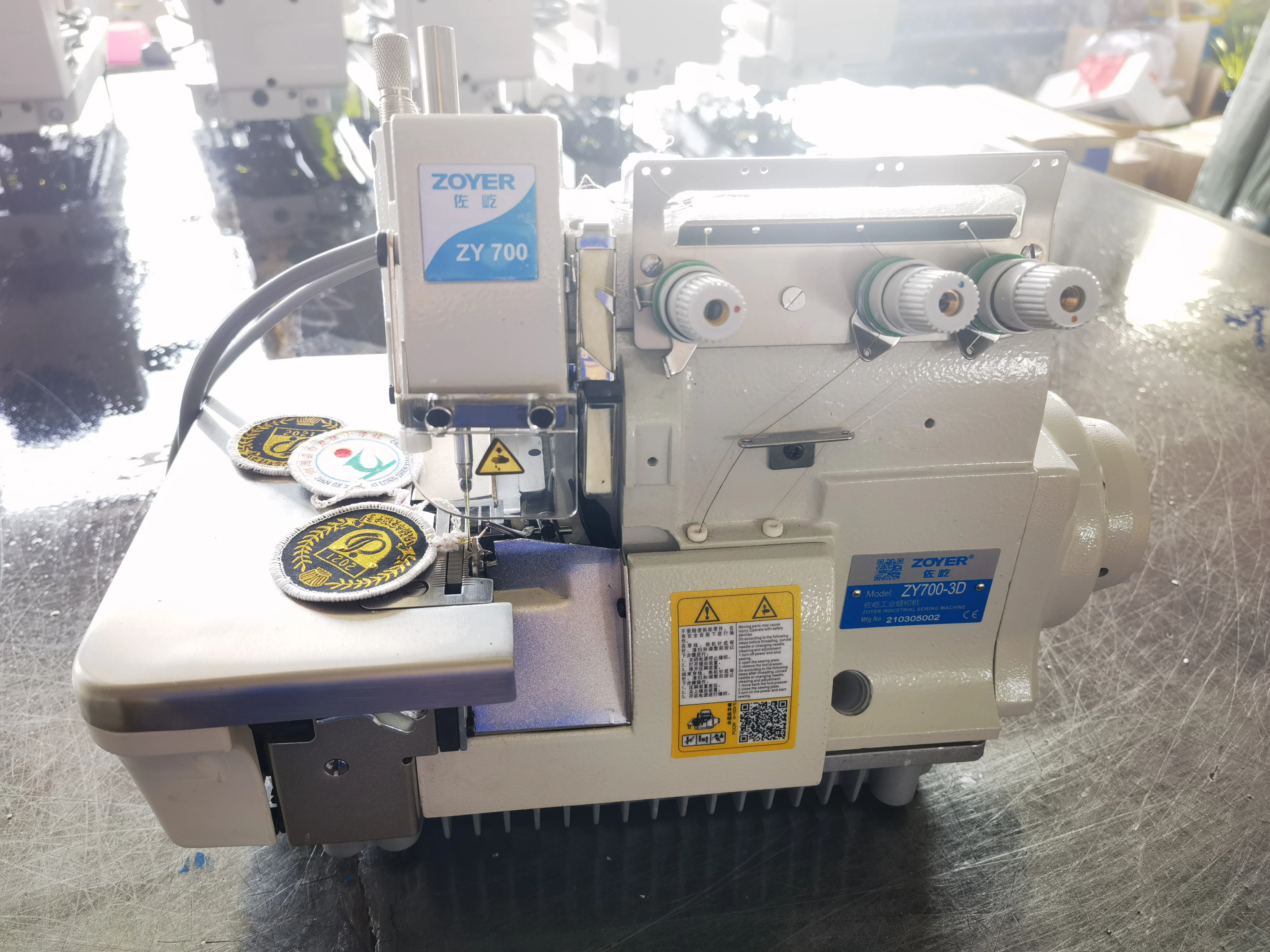 ZY700-3D zoyer прямой привод высокой скорости Подшивка промышленный оверлок швейная машина для медалей Шитье