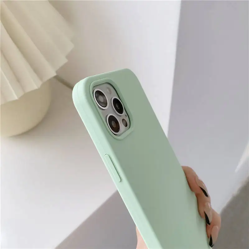 Силиконовый защитный чехол для iPhone 15 Pro