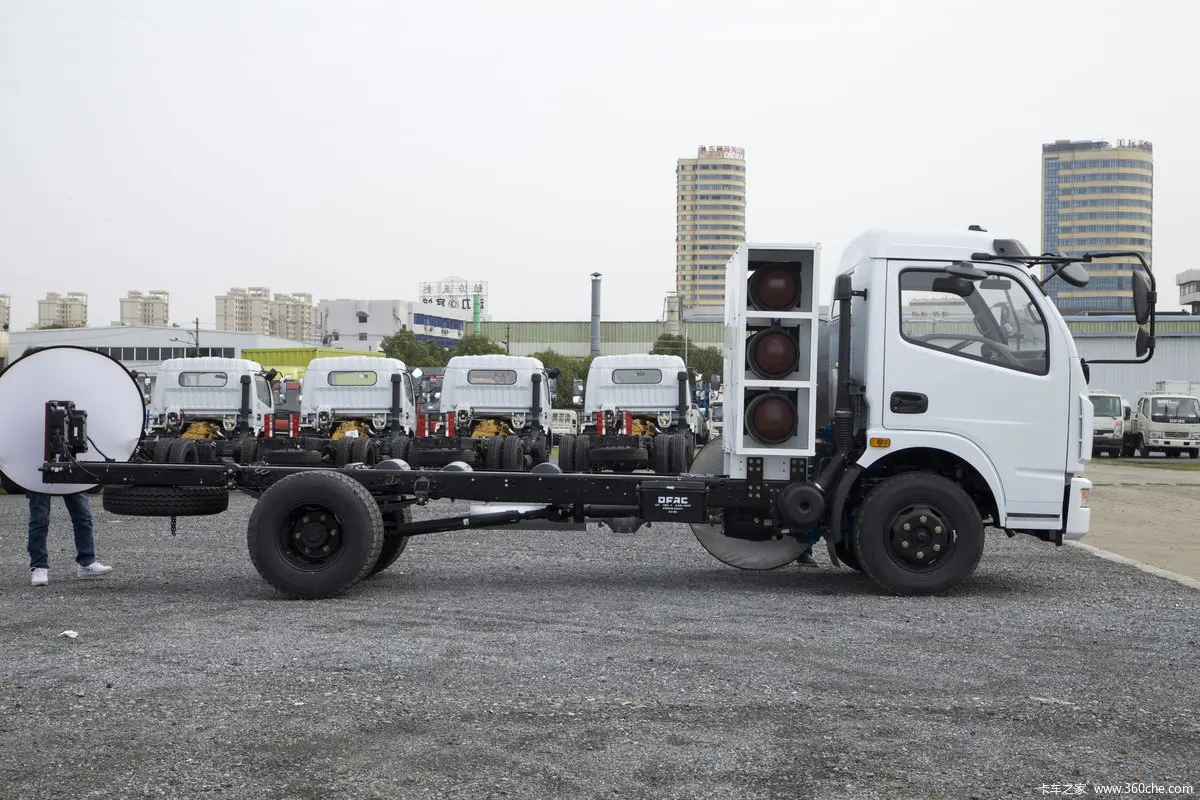 Dongfeng 4x2 105KW 4 Ton Tow Capability  CNG  Truck New Clean Energy Natural  Customized CHAOCHAI LIGHT Truck Manual