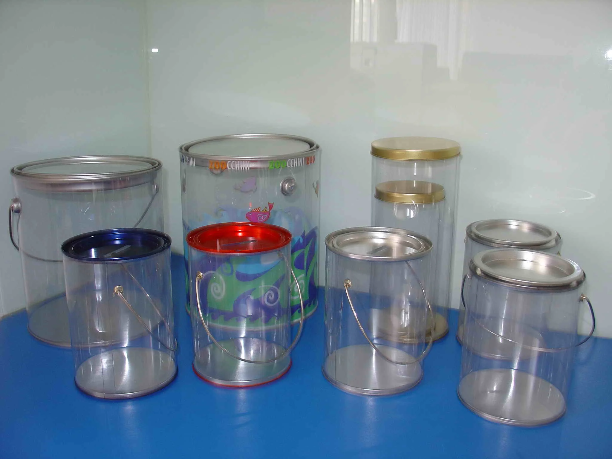 1 gallon clear can with handles