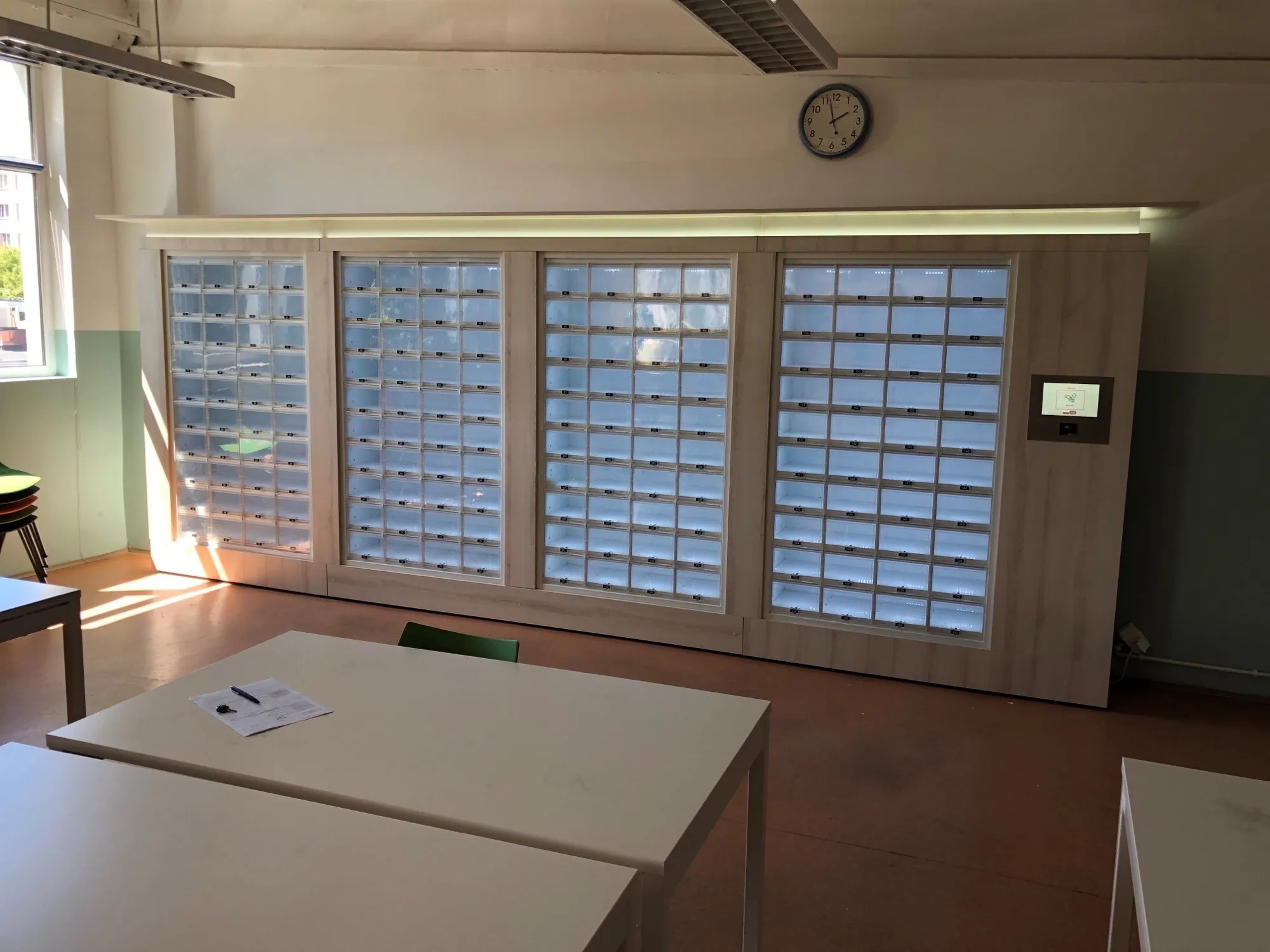 Customized smart vending machine Locker smart machine toys packed food vending machine with different size lockers