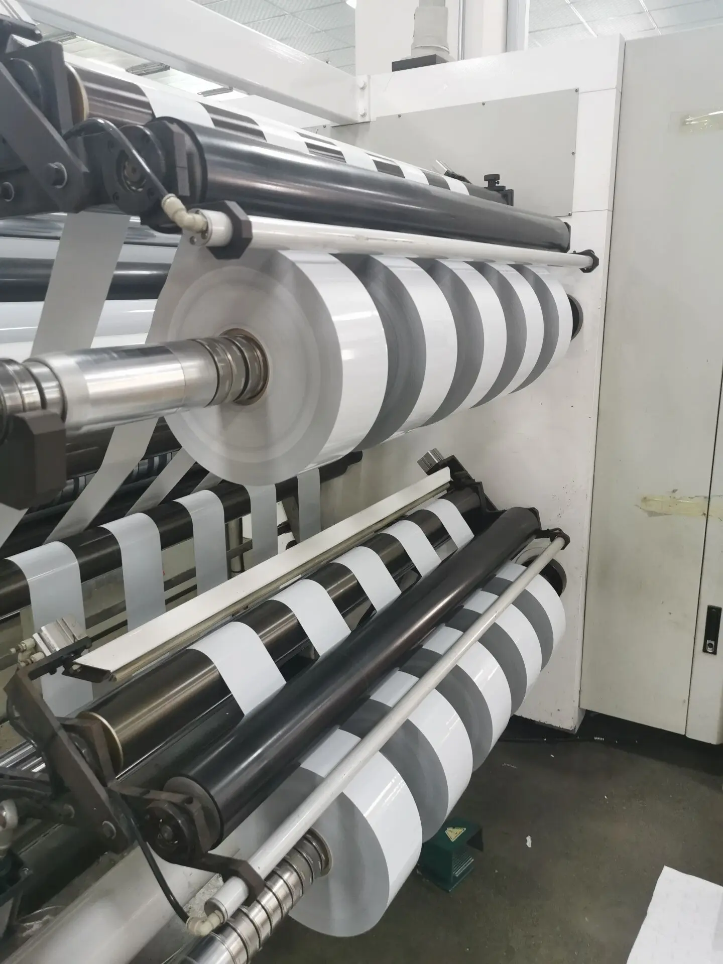 Self Adhesive 100 Micron Matte White PP Hot Sell Customized Stickers Roll Logo Label Sticker Packaging Labels Inkjet Print