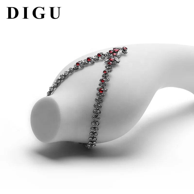 Custom high quality mannequin lacquer resin jewelry display set exhibitor stand props white jewellery necklace bust