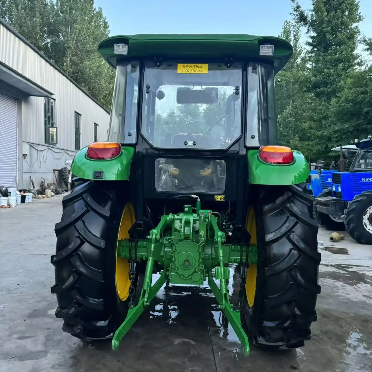 Подержанный сельскохозяйственный трактор John a олень 5E-1104 с удобным сиденьем и одним плохом для продажи фронтальным погрузчиком