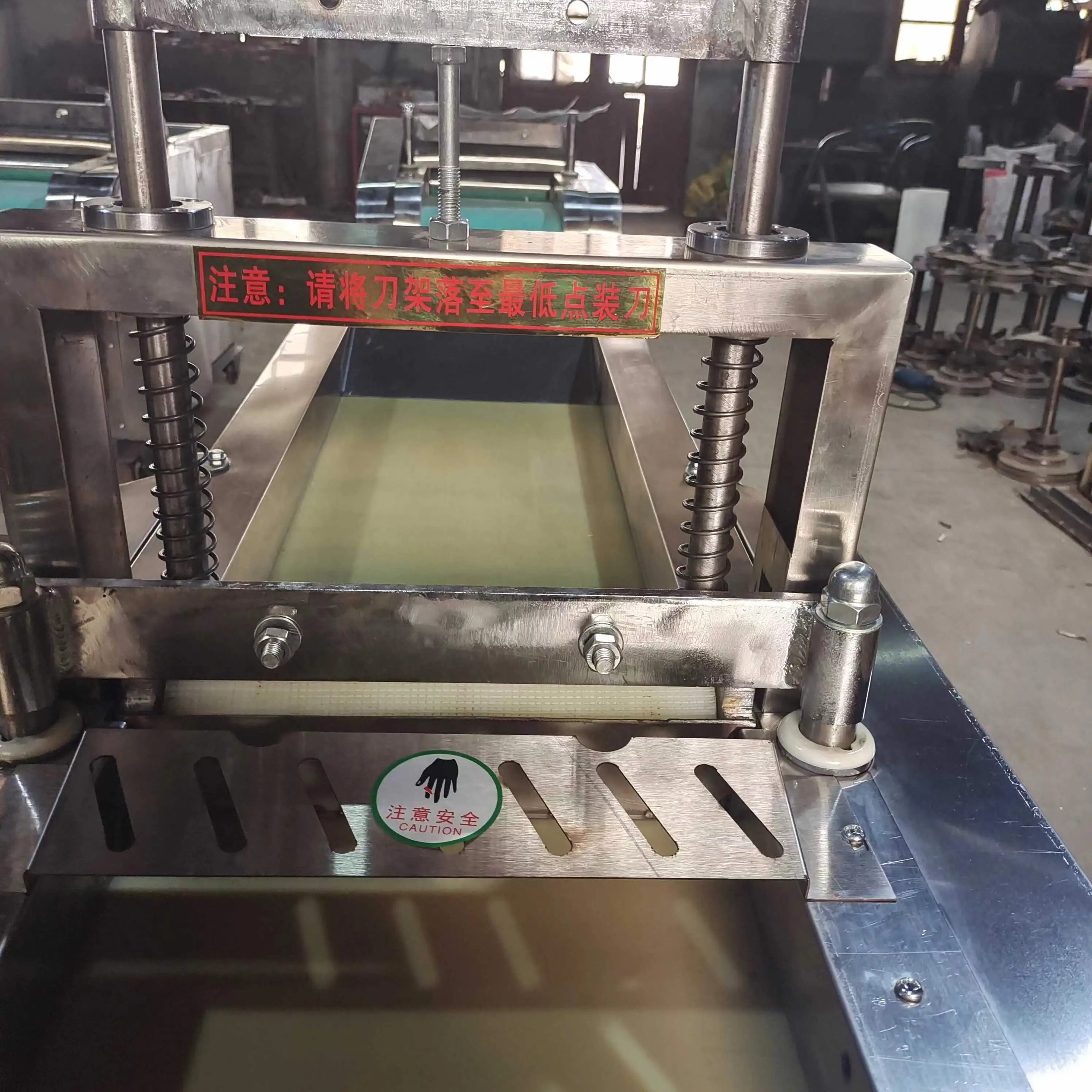 Wholesale price automatic mango plum cutter equipment cutting dried fruits preserved fruit cutting machine