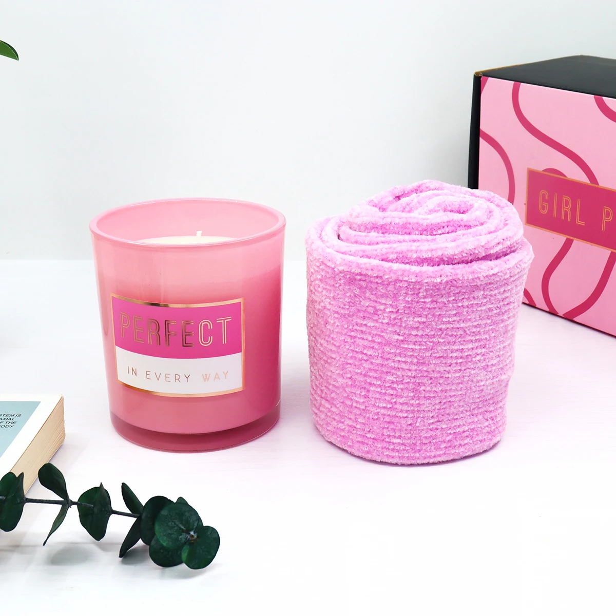 Wholesale OEM Private Label Exquisite Pink Box With 100% Soy Wax Candles in Glass Jar And Socks Aromatherapy Gift Set