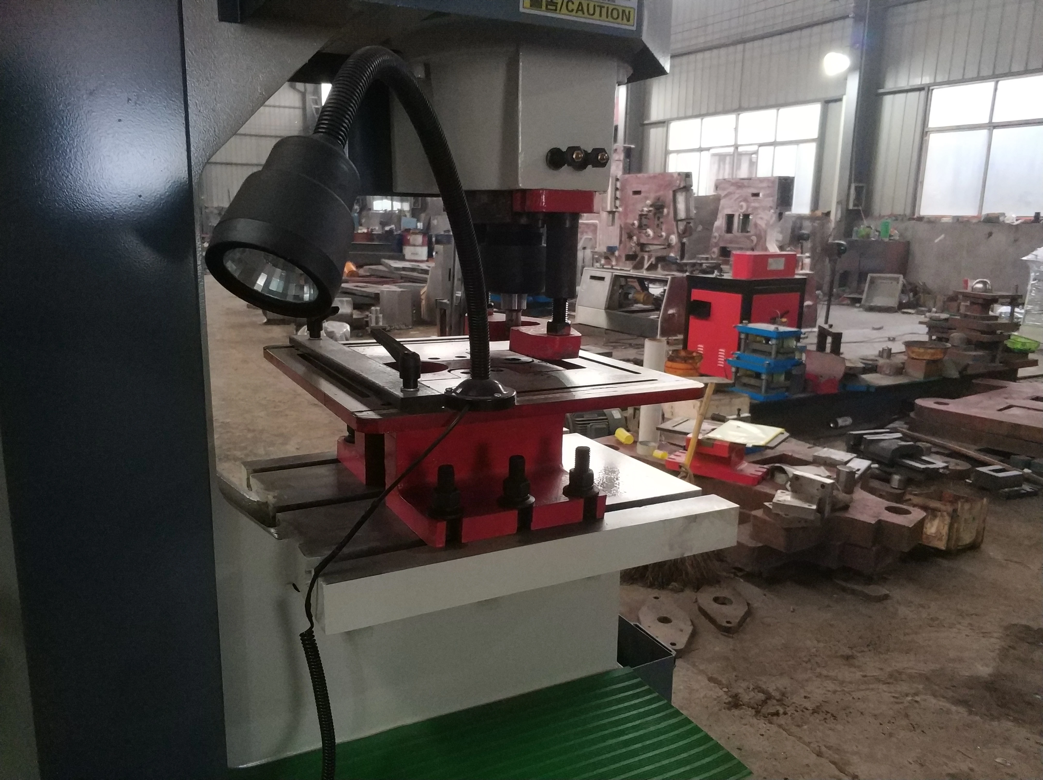 Китайский гидравлический пресс Q35Y-25 комбинированный штамповочный