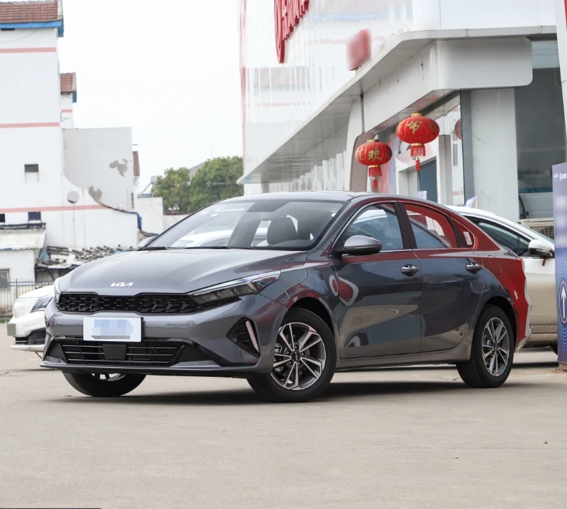 Молодой семейный автомобиль Kia K3 газовый автоматический седан БЕНЗИН/бензин Подержанный