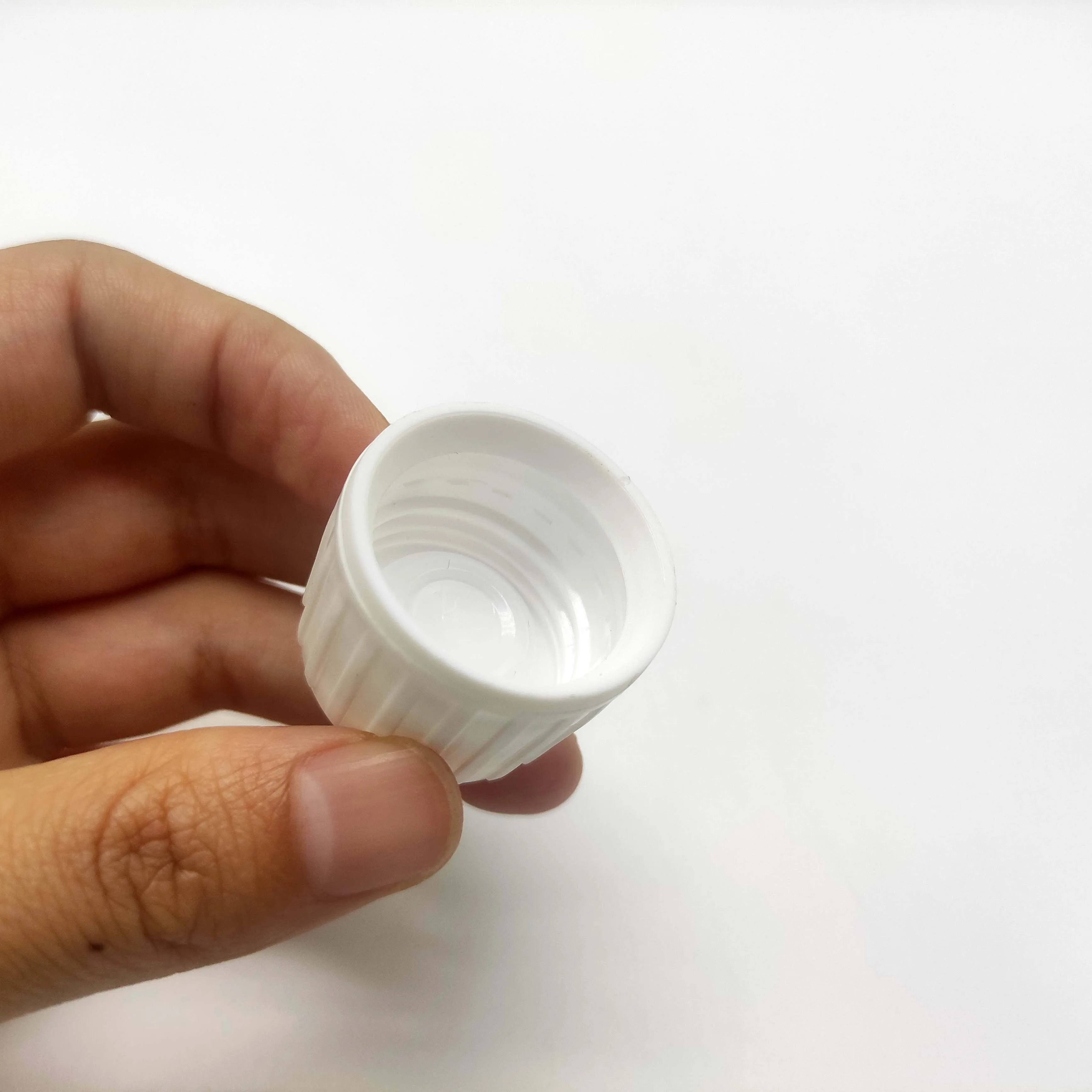 HomayPackaging Высококачественная Роскошная индивидуальная белая пластиковая винтовая крышка 28 мм с кольцом защитная для бутылок сиропом