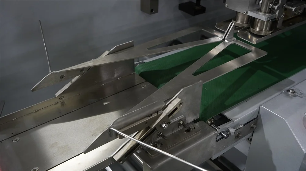 automatic high speed vegetable lettuce carrot sweet corn flow wrapper horizontal packing machine manufacturers