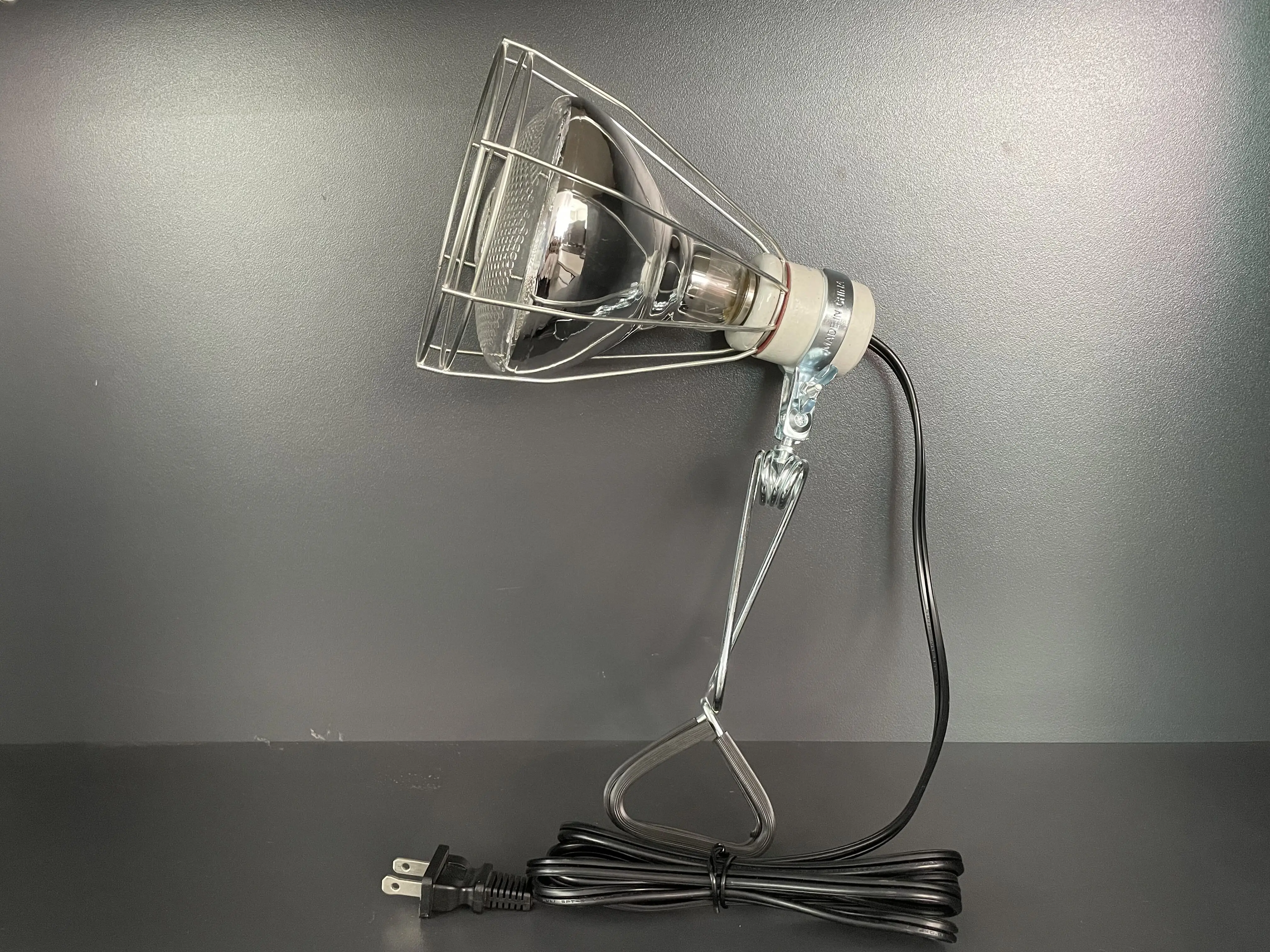 Brooder lamp and 200-Watt Heat Lamp with Wire Grill and Clamp for Reptile/Pets/Poultry