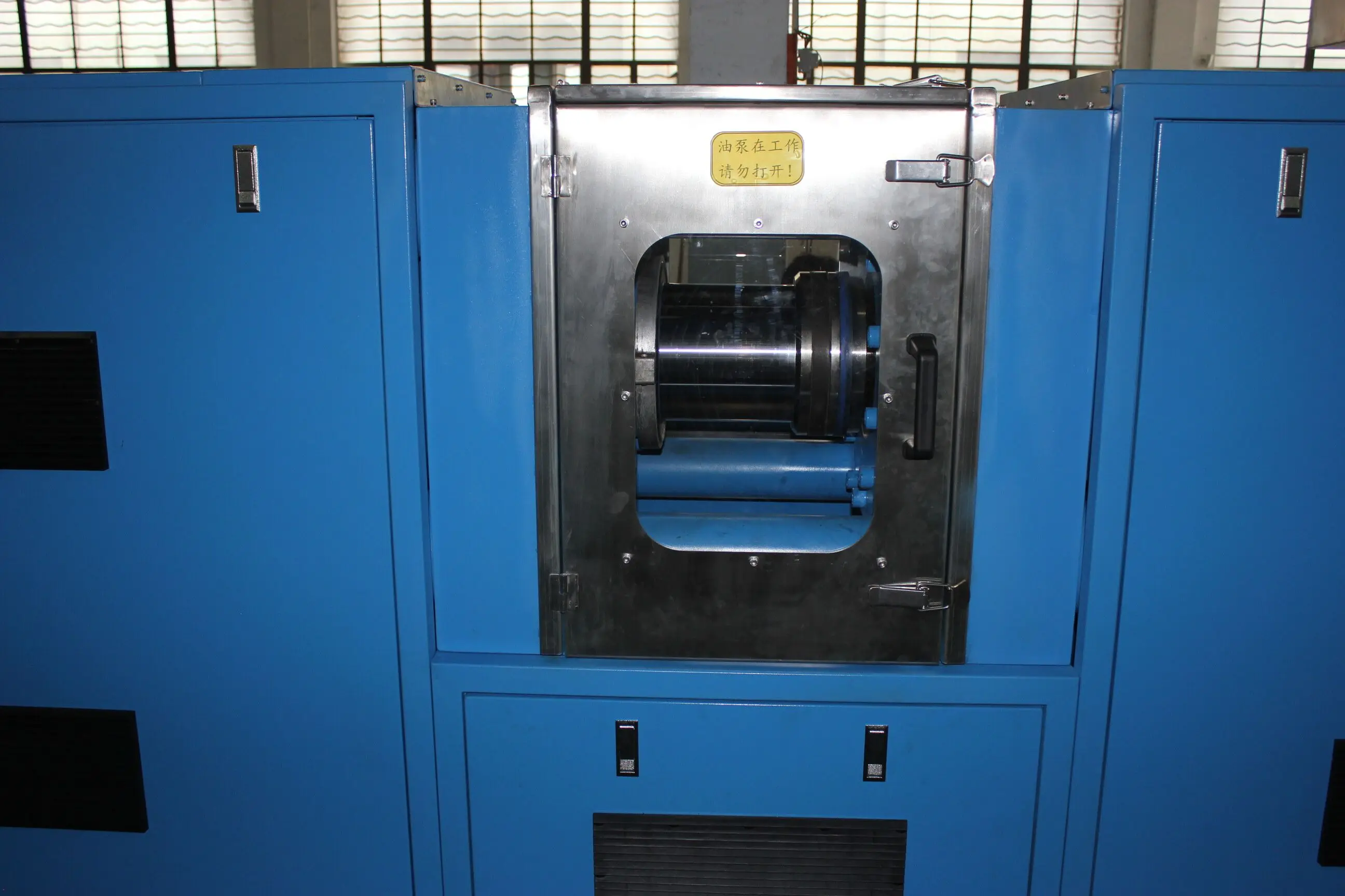 high speed ram type plunger rubber strainer extruder