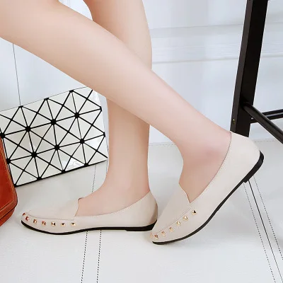 Clear Stock Lady Fashion Design Rivet Decoration Pointed Toe Working Flat Pumps Shoes for Women