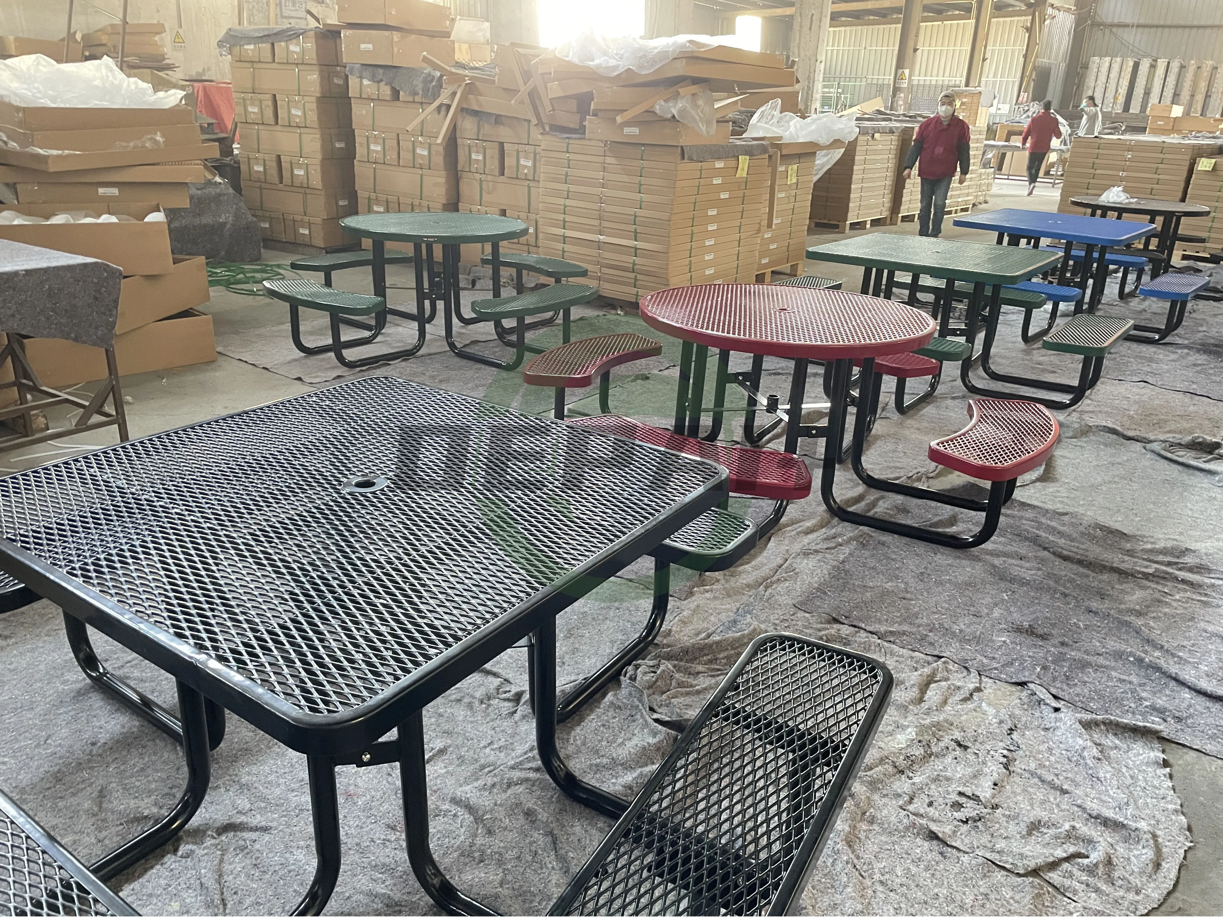 Park Thermoplastic Coated 46 Inches Round Steel Picnic Tables for Outdoor Streets