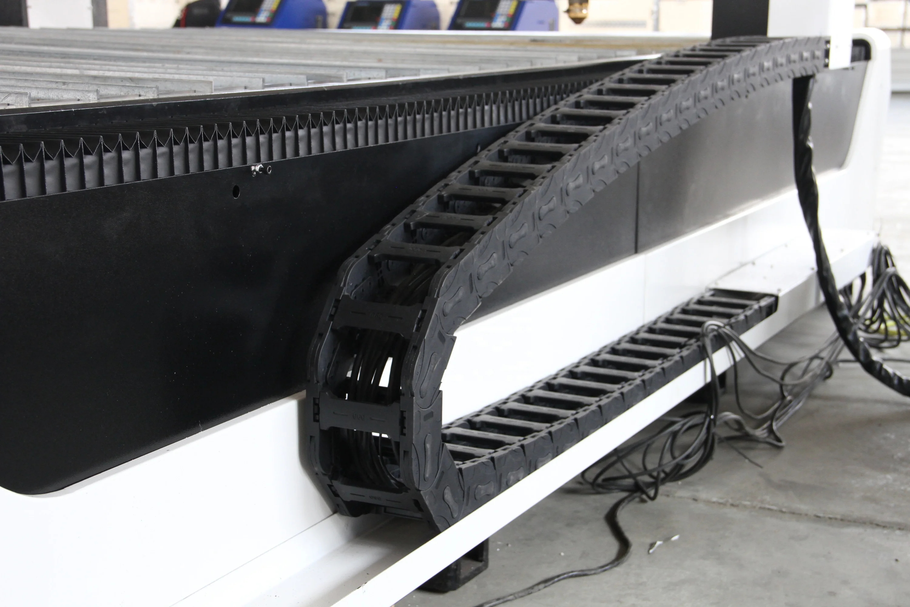 Hot Selling Cheap CNC plasma cutter table 1530 and 200A plasma Power cutting 40mm /1530 plasma cutting machine