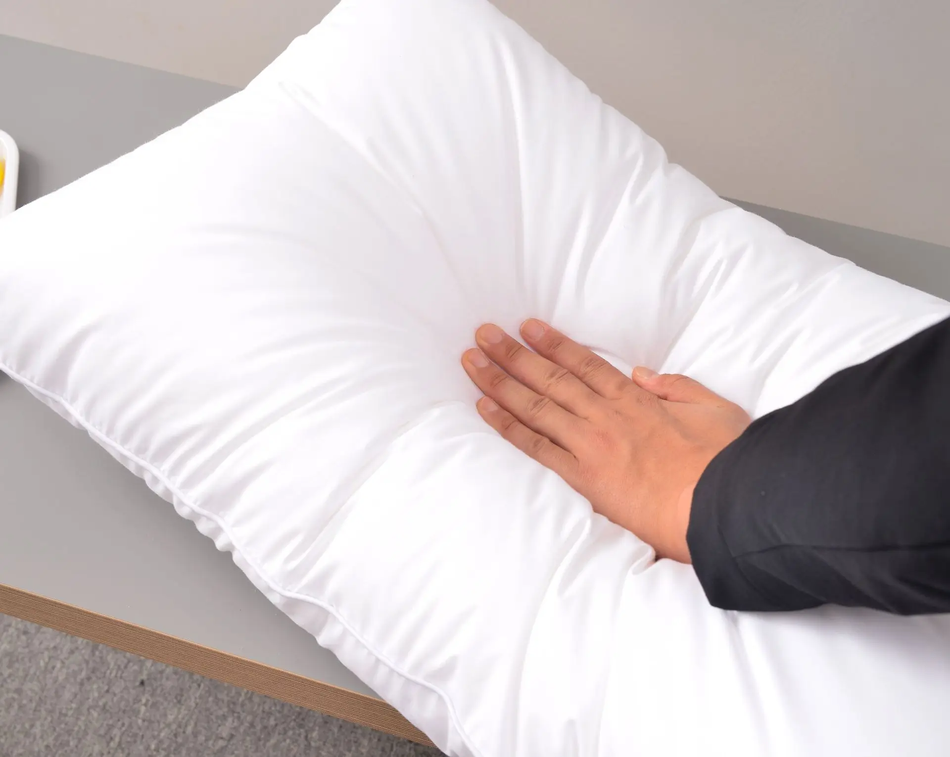 China suppliers wholesale manufacturing hilton pillow hilton pillow 1000g 50x70 pillow with piping line for hotel