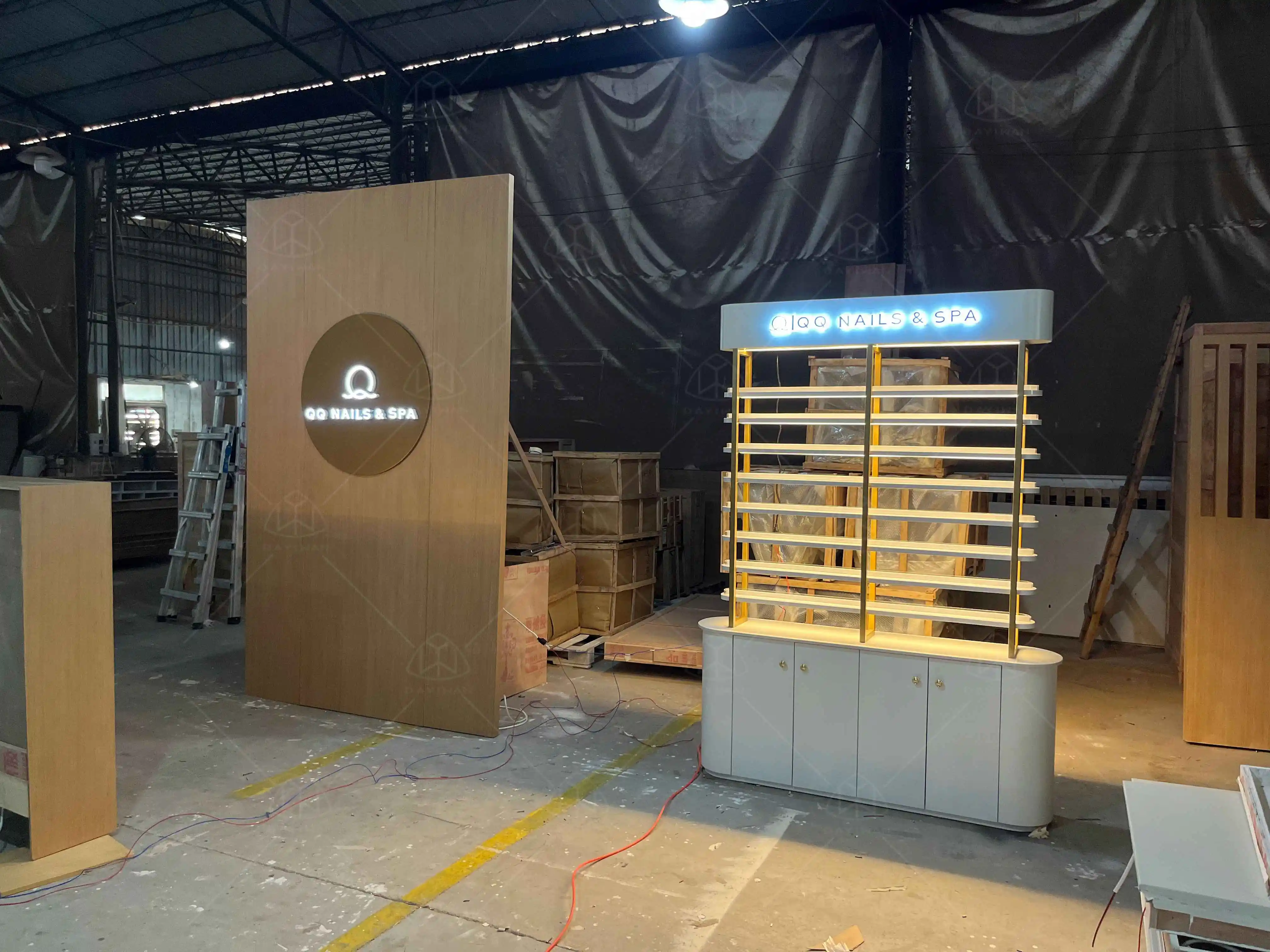 Wooden Nail Polish Display Stand Nail Desk Salon Furniture Luxury Pedicure Spa Salon Wall Decoration