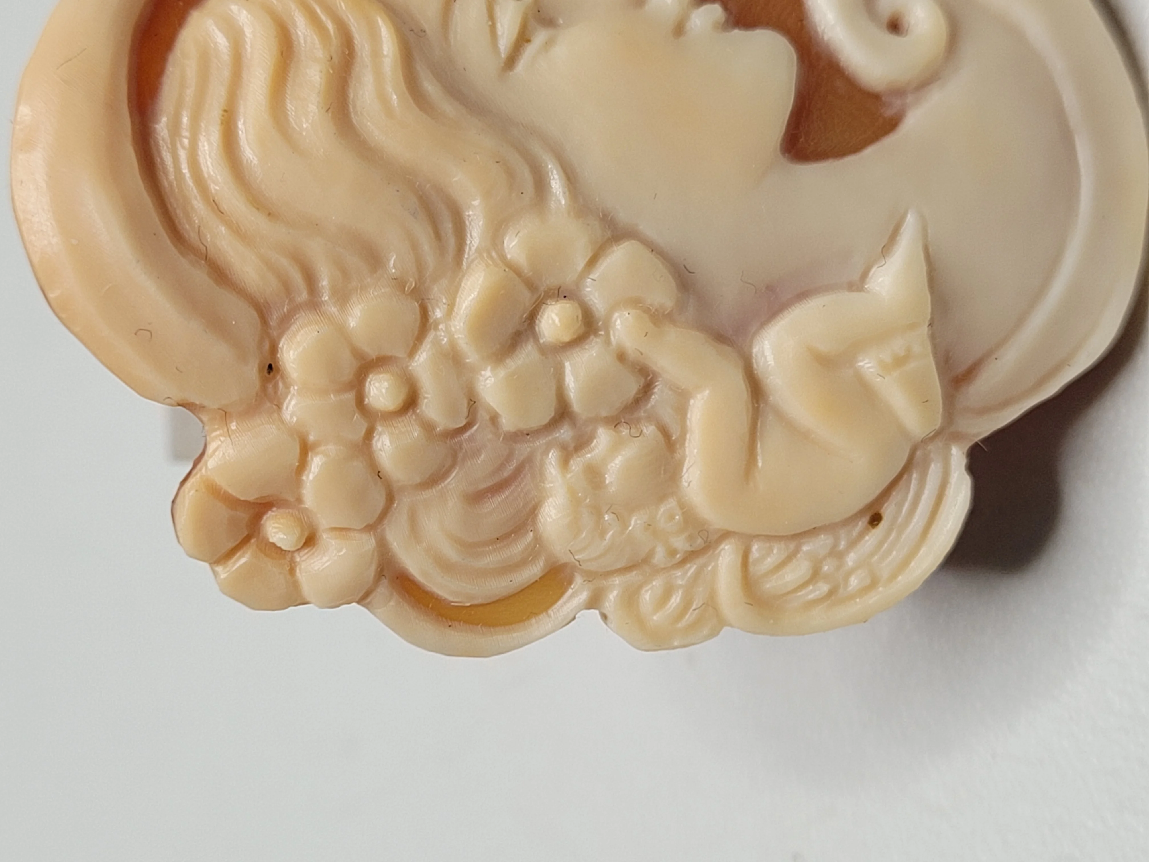 
New Romantic Design Hand Carved Cameo 