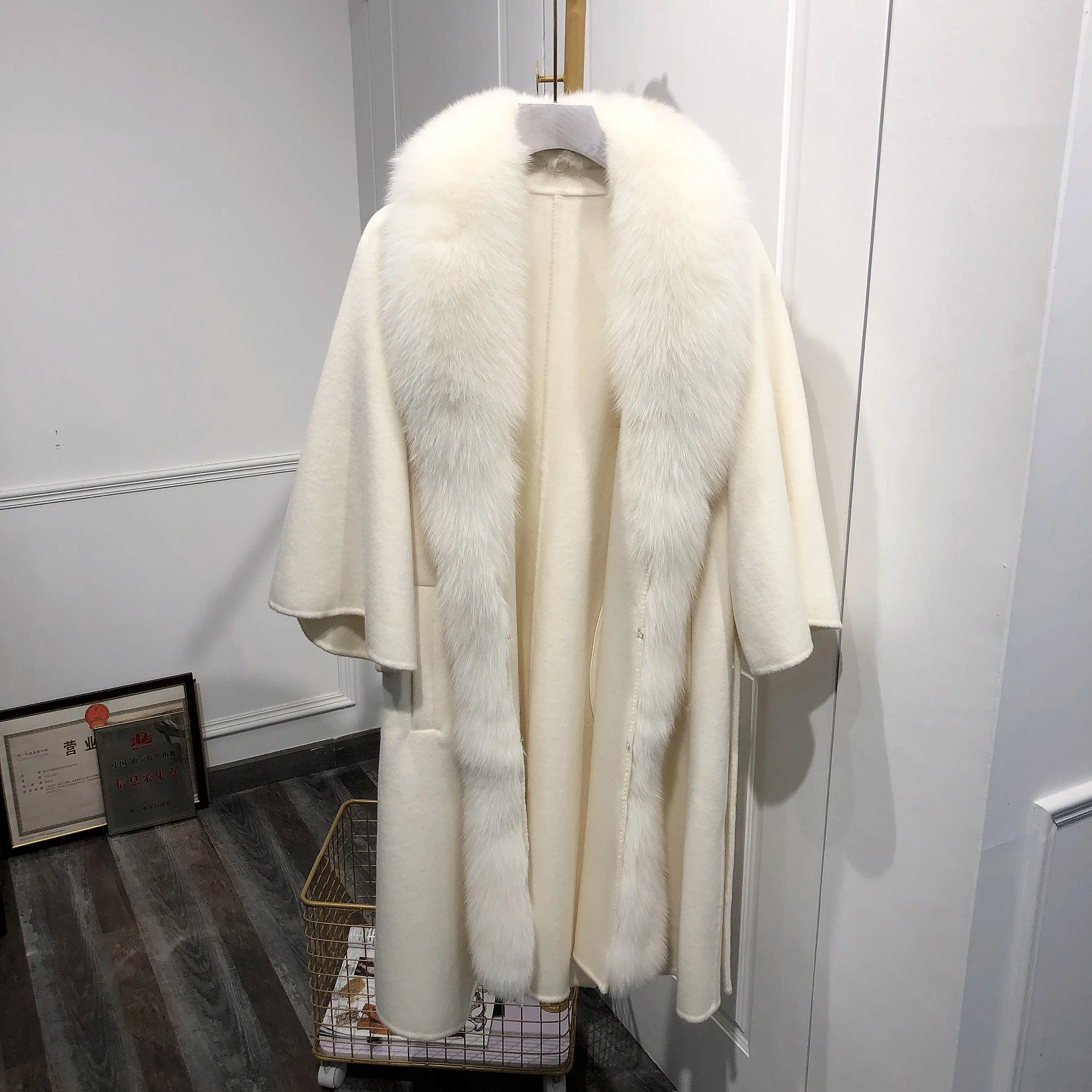 Latest Custom Winter Women slim belt white 100%Wool Cashmere Coat with big Fox Fur Collar wool fabric for coat