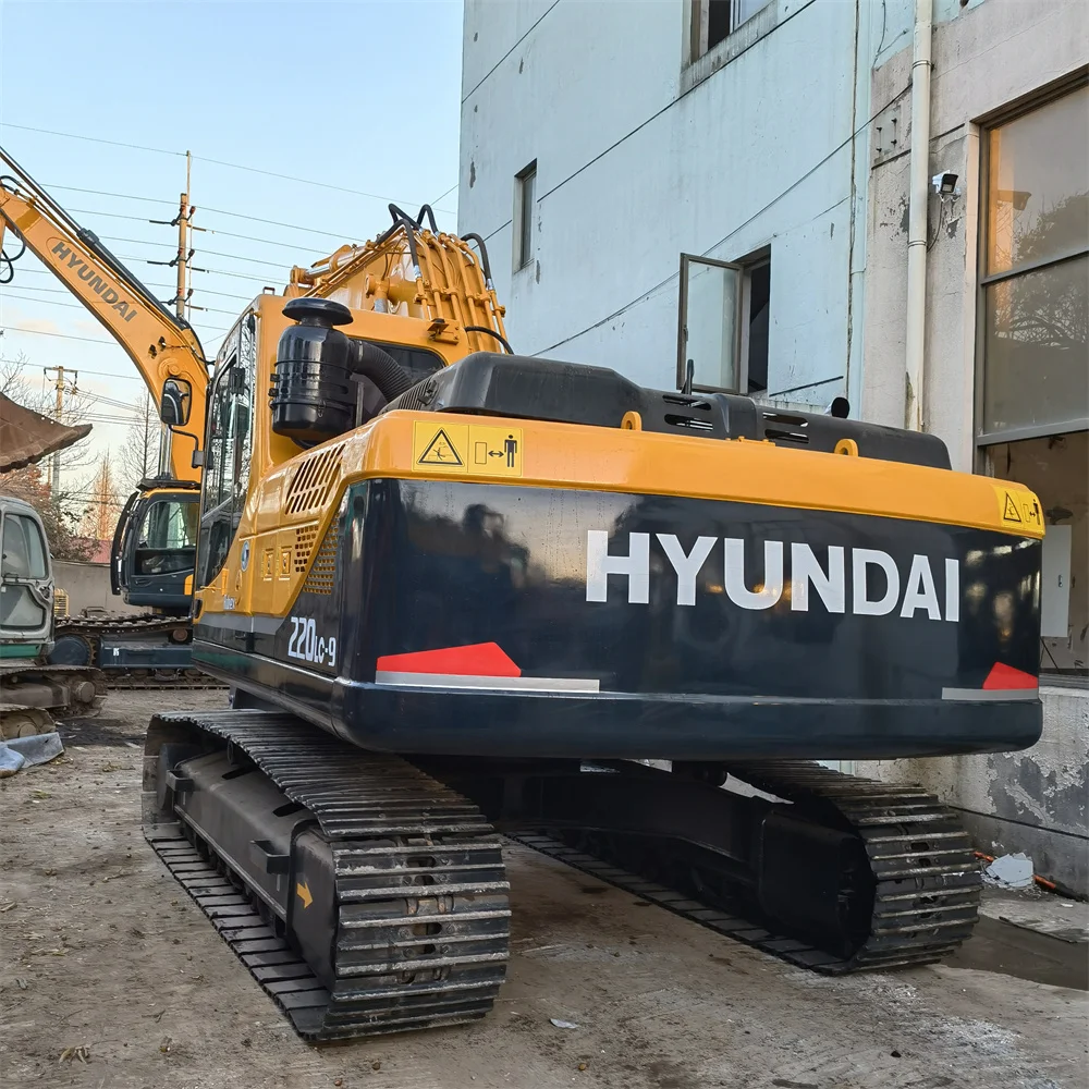 South Korea made Hyundai R220 crawler escavator 22ton, hydraulic shovel R220 PC220 DX220 tracked in Shanghai