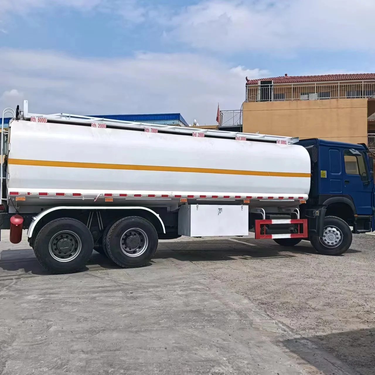 Export second-hand Haowo 10 wheeled diesel gasoline transport vehicle with aluminum alloy tank body and brand new tires