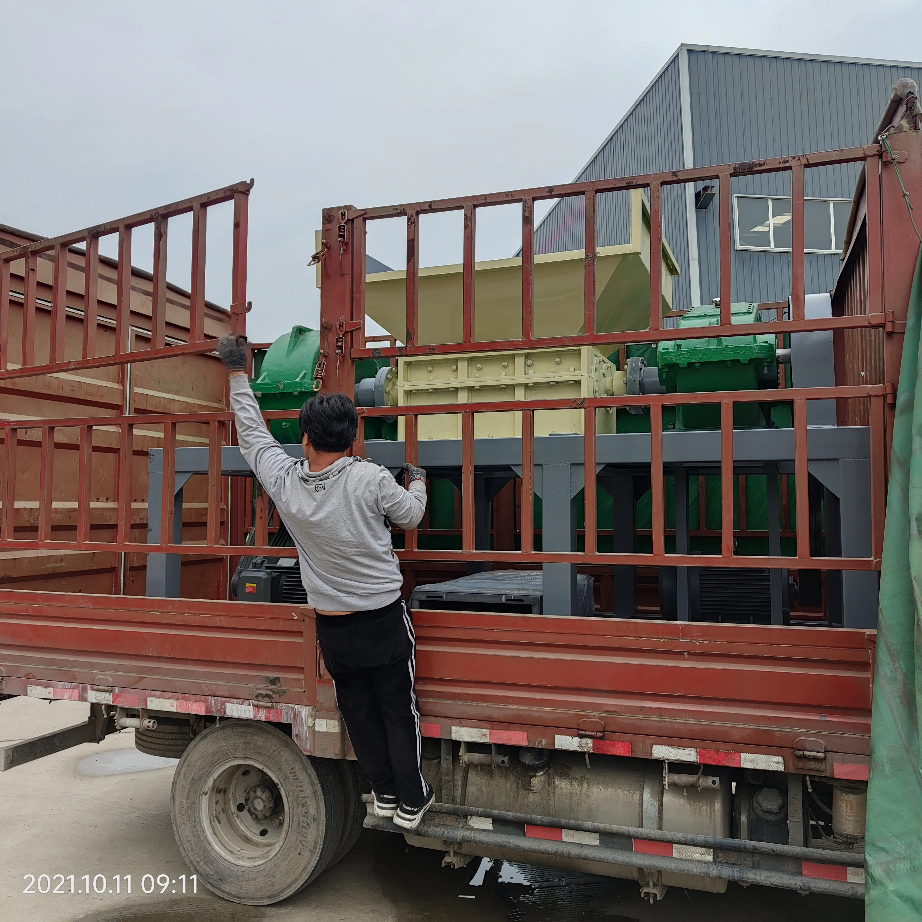 Hot Sell Industrial Heavy Duty Shredder Twin Shaft Shredder Steel Aluminum Iron Scrap Metal Shredder Machine