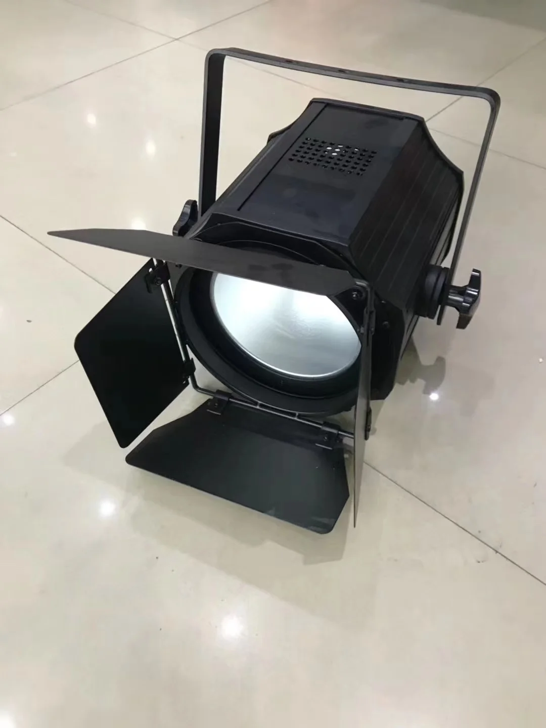 High power  led fresnel light 200W COB led white +warm white zoom par stage lights theatre zoom led studio with band door
