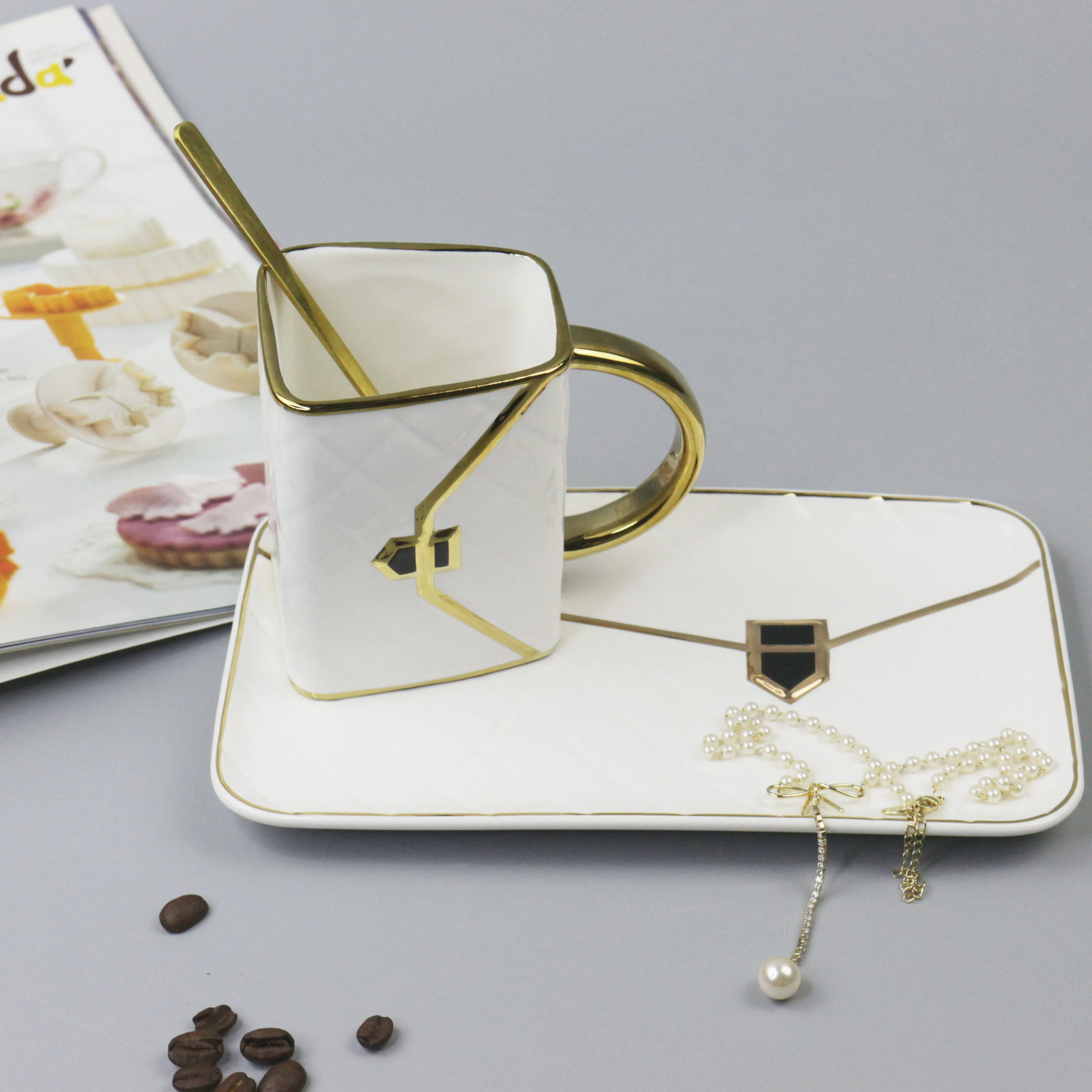 Elegant Gold Rim Porcelain Coffee Cup and Saucer Set Gift New bone china  Tea Milk Travel Cup set with Handbag Shaped