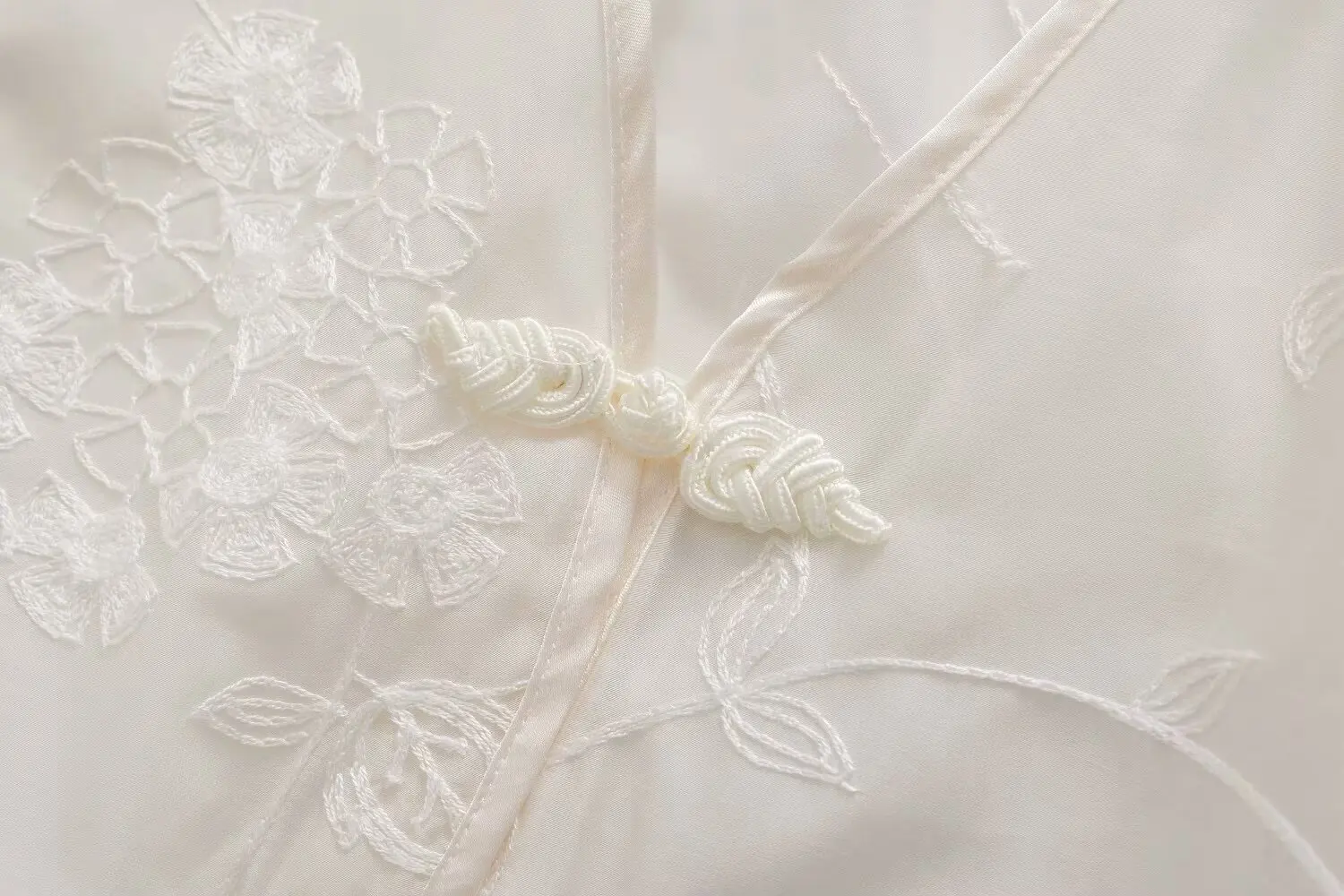 New Chinese Style Embroidered Plate Button White Blouse Exquisite High Collar Top Versatile Casual Crop Top for Summer
