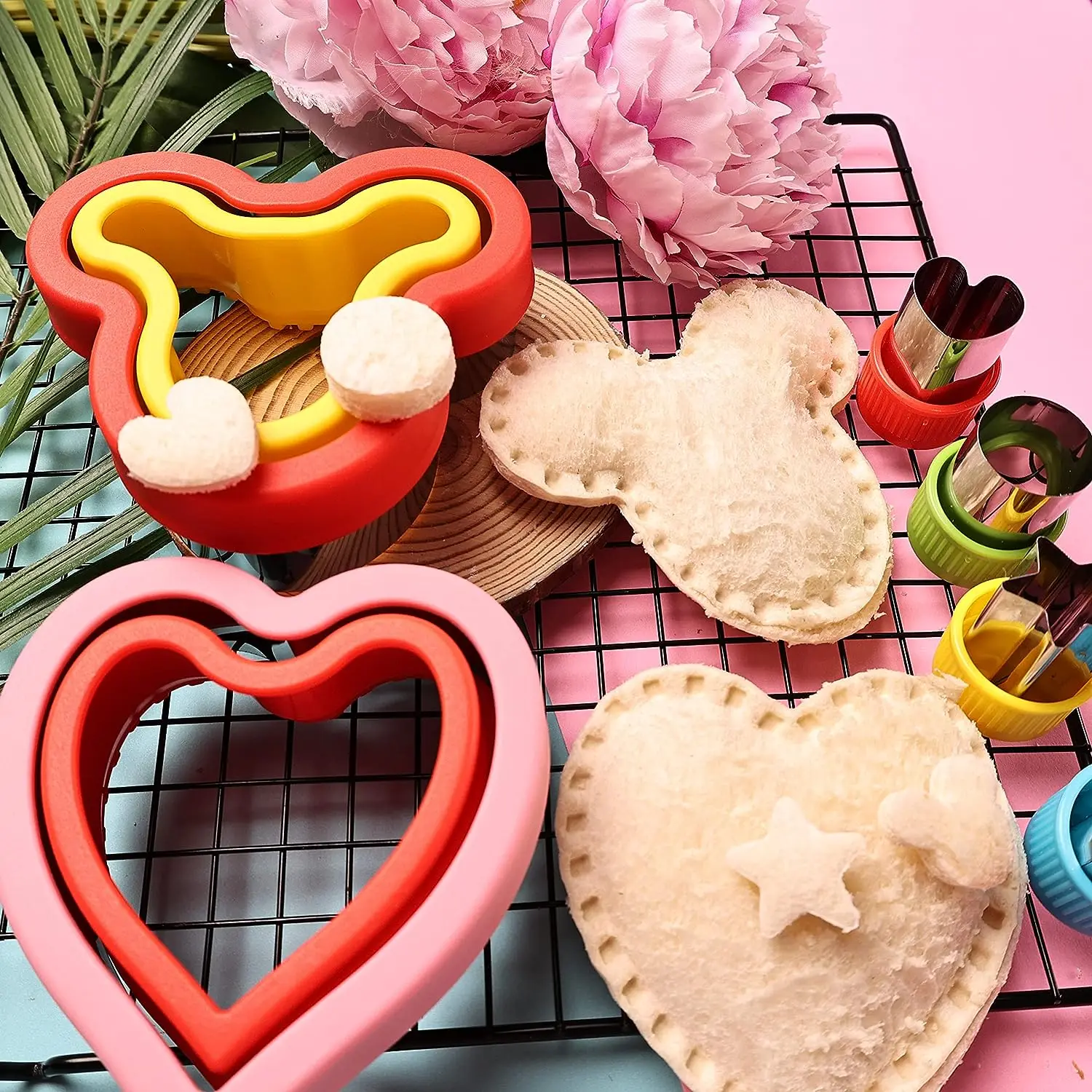 Hot shape 8pcs set Sandwich Bread Cookie Cutter Mould Plastic and stainless steel Sandwich Cutters For Kids