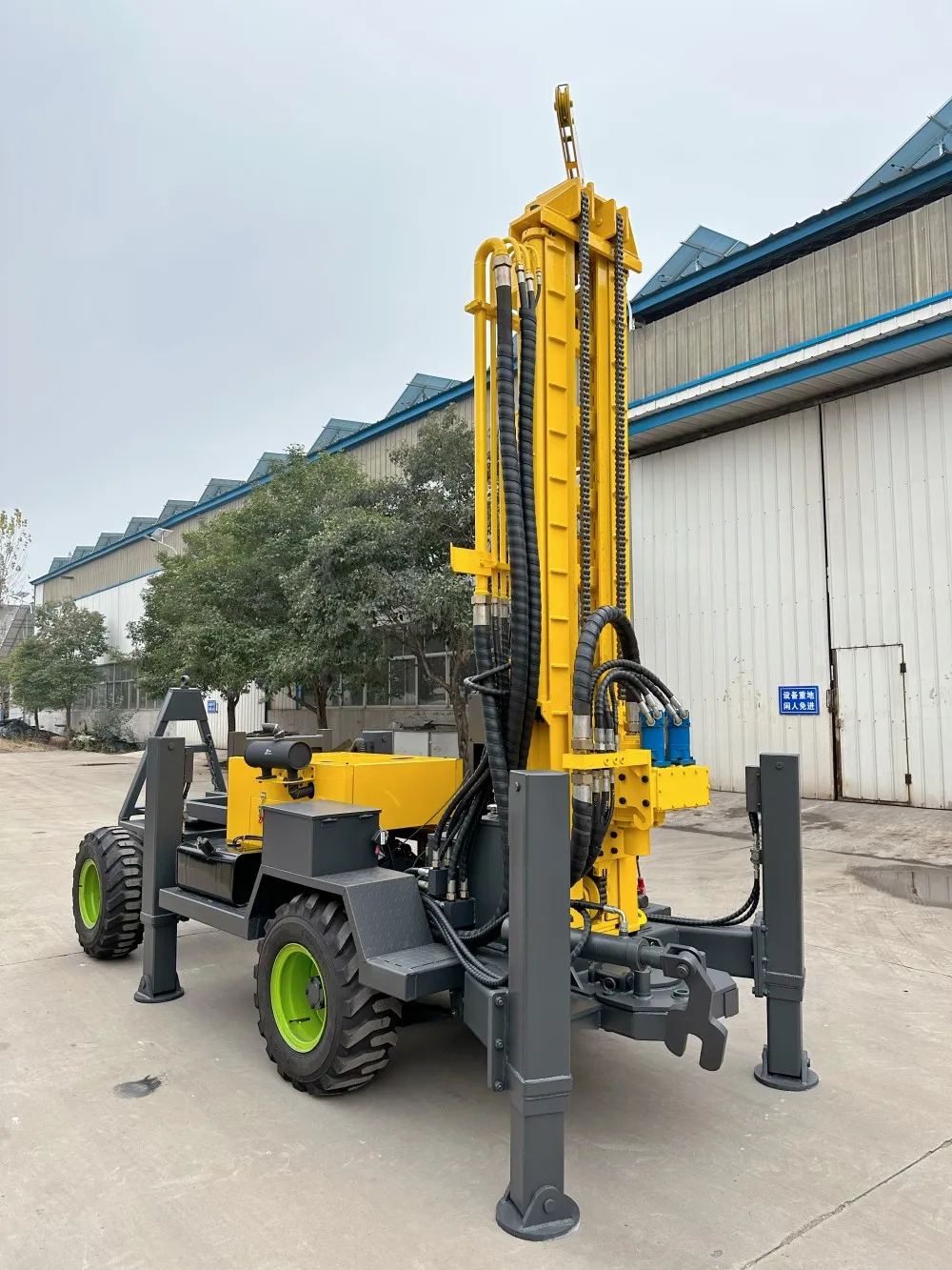 Factory Supply DTH 200m Drilling Depth 58KW 31m³/min Crawler Water Well Drilling Rig Machine With Four wheel