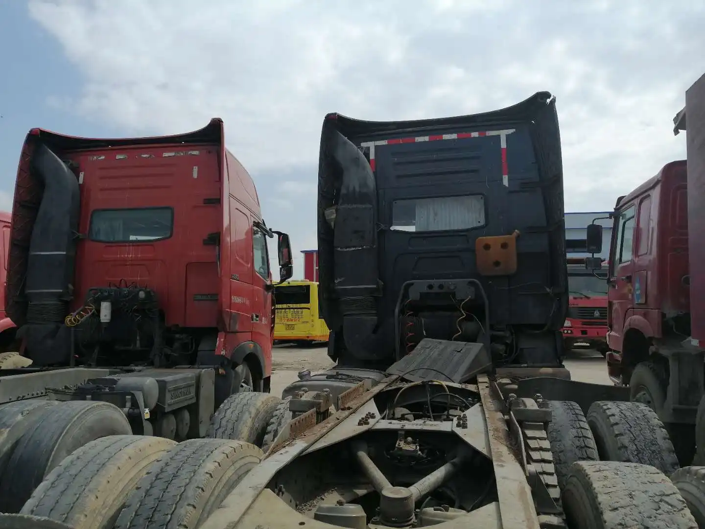 USED HOWO TRACTOR TRUCK 6X4 WITH 374.65KW/H BATTERY AND 110KM/H SPEED