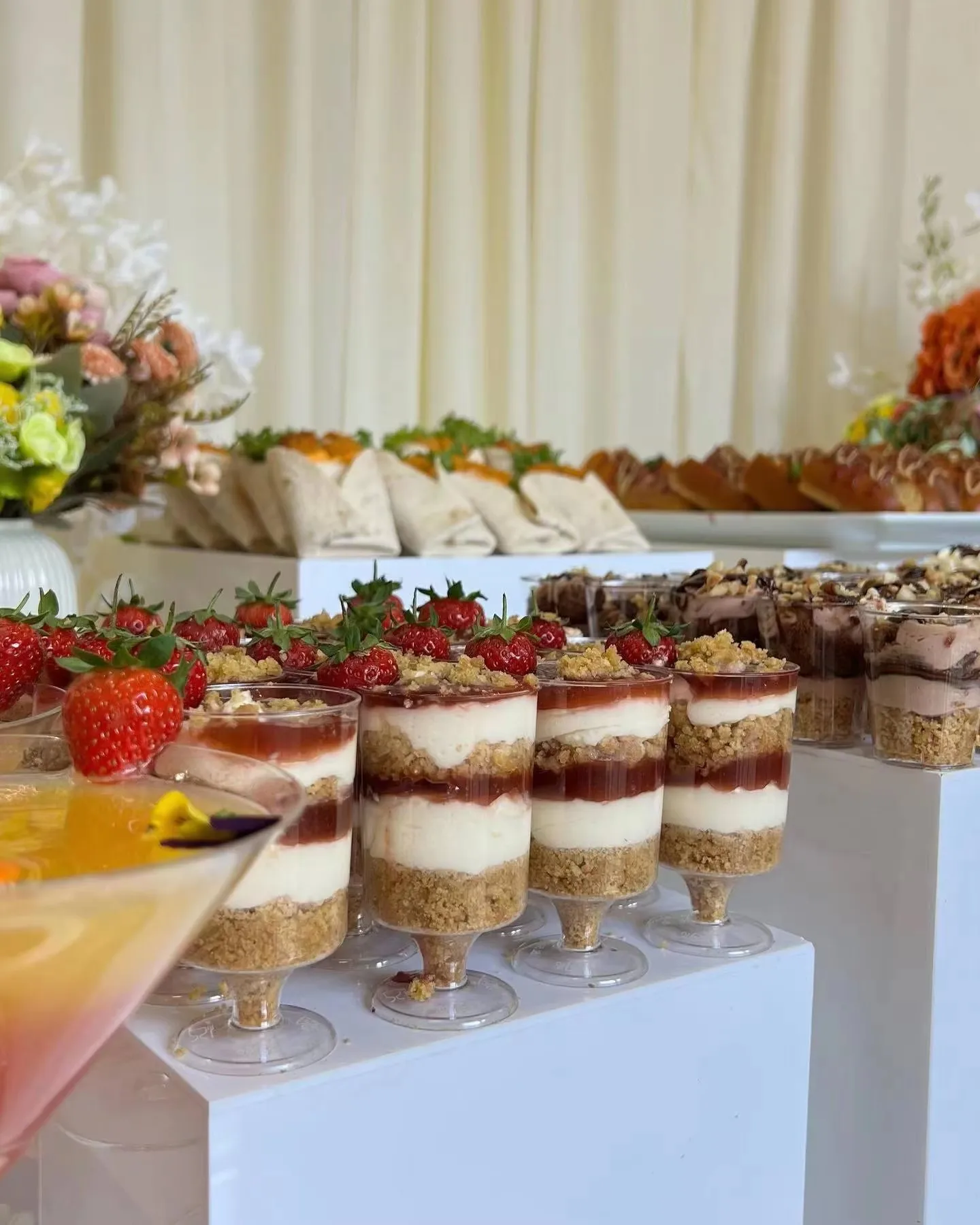 White Acrylic Nested Cube Buffet Stand Pmma Square Food Dessert Base Box Display for Wedding Cake Rack Display Stand