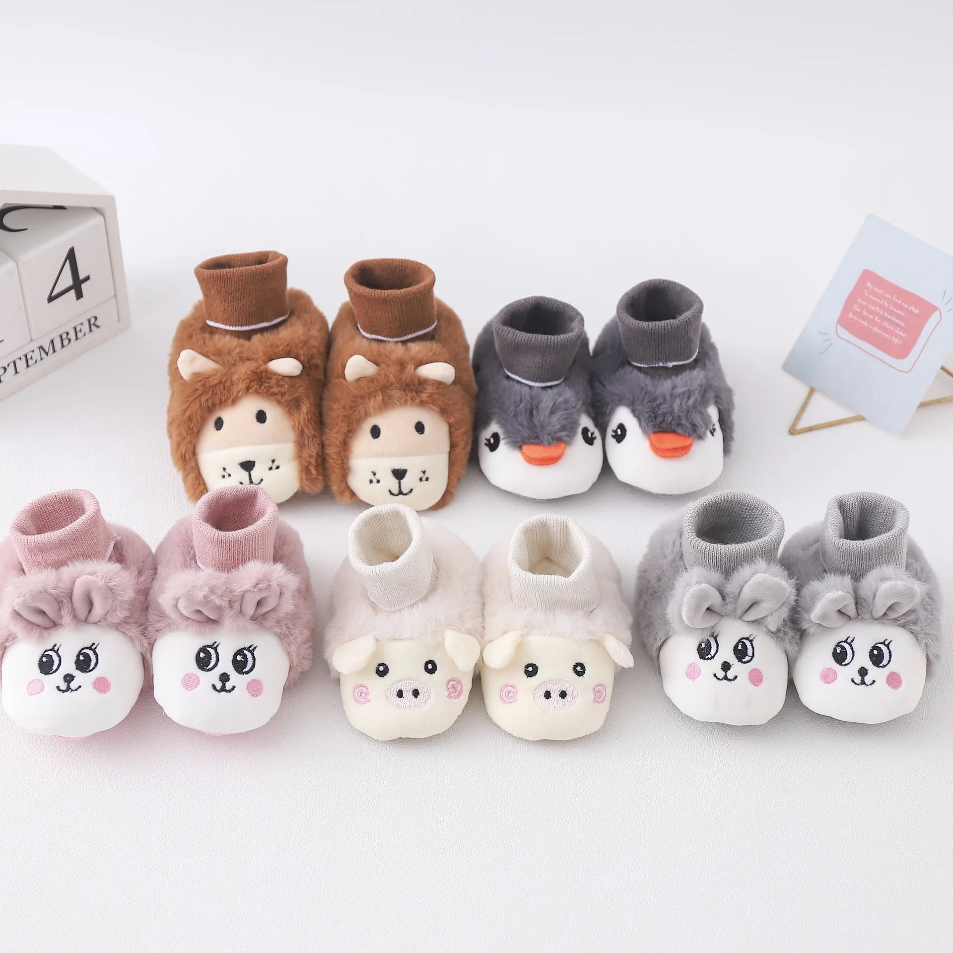 2024 New arrival cute cartoon cotton soft sole new born prewalker baby shoes