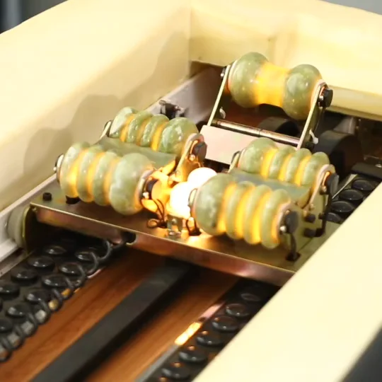 Hot Selling uga best Korea chiropractic far infrared red light massage table electric thermal therapy massage jade roller bed